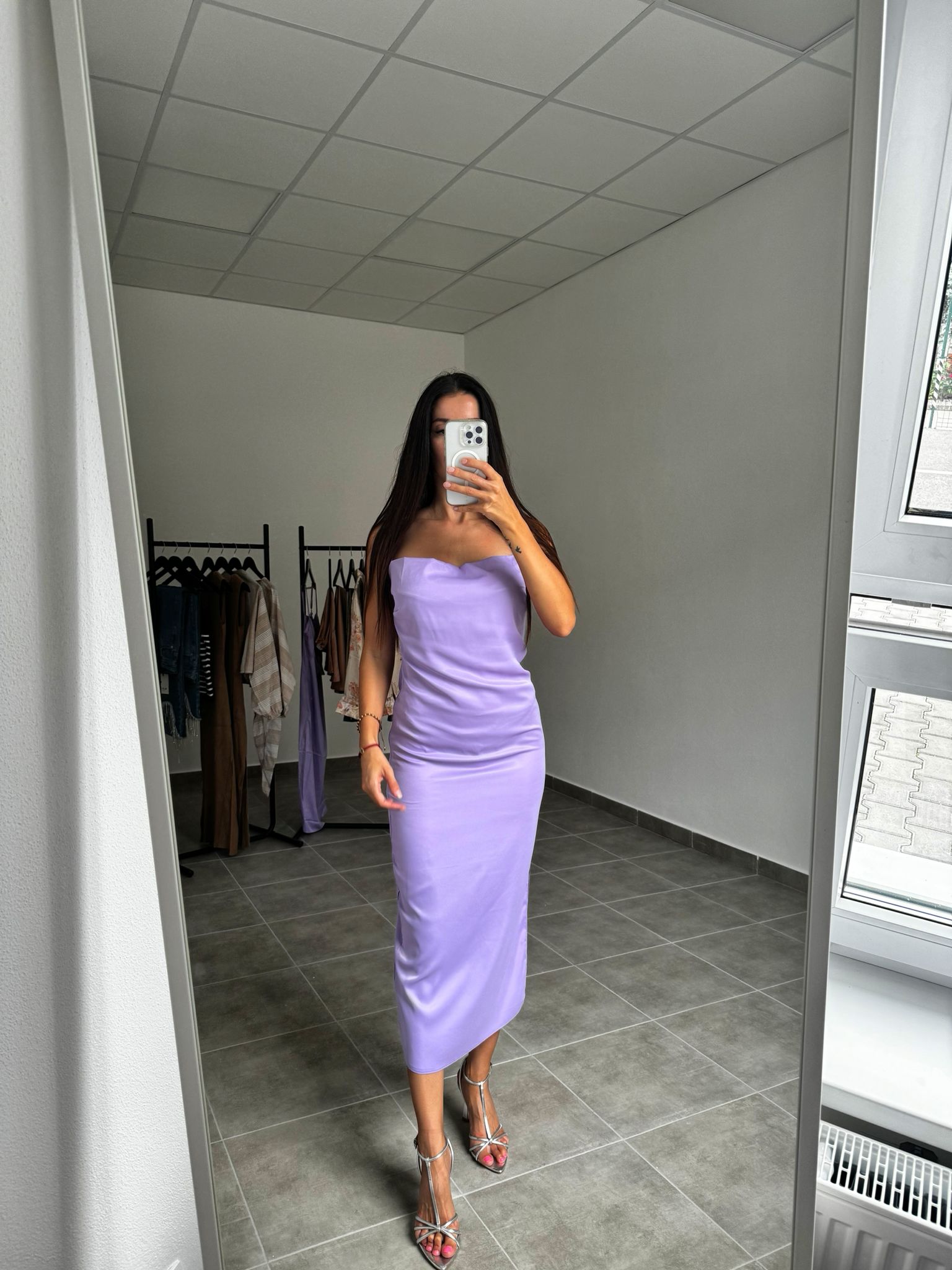 Fialové saténové šaty na ramienka | Violetta