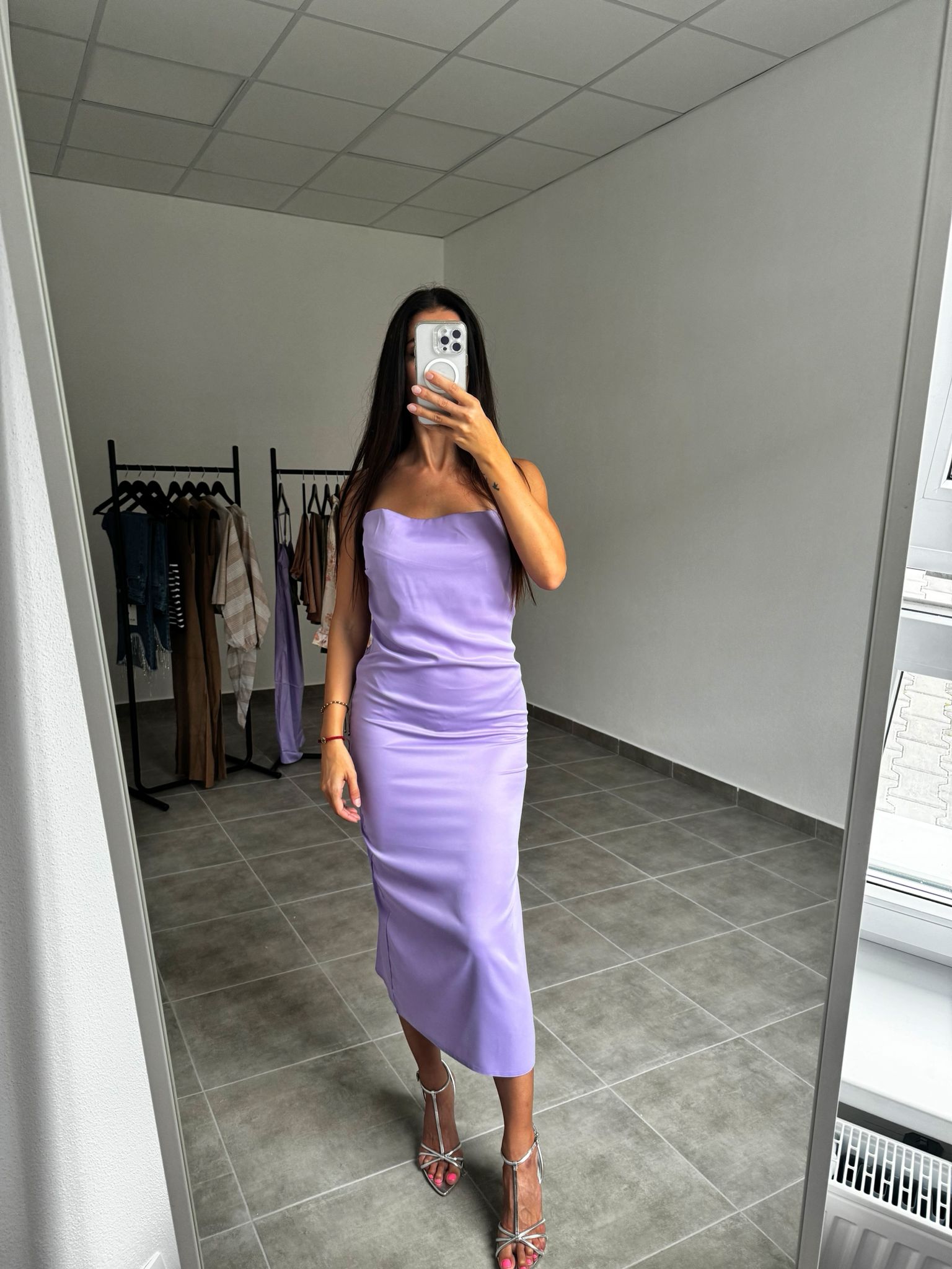 Fialové saténové šaty na ramienka | Violetta