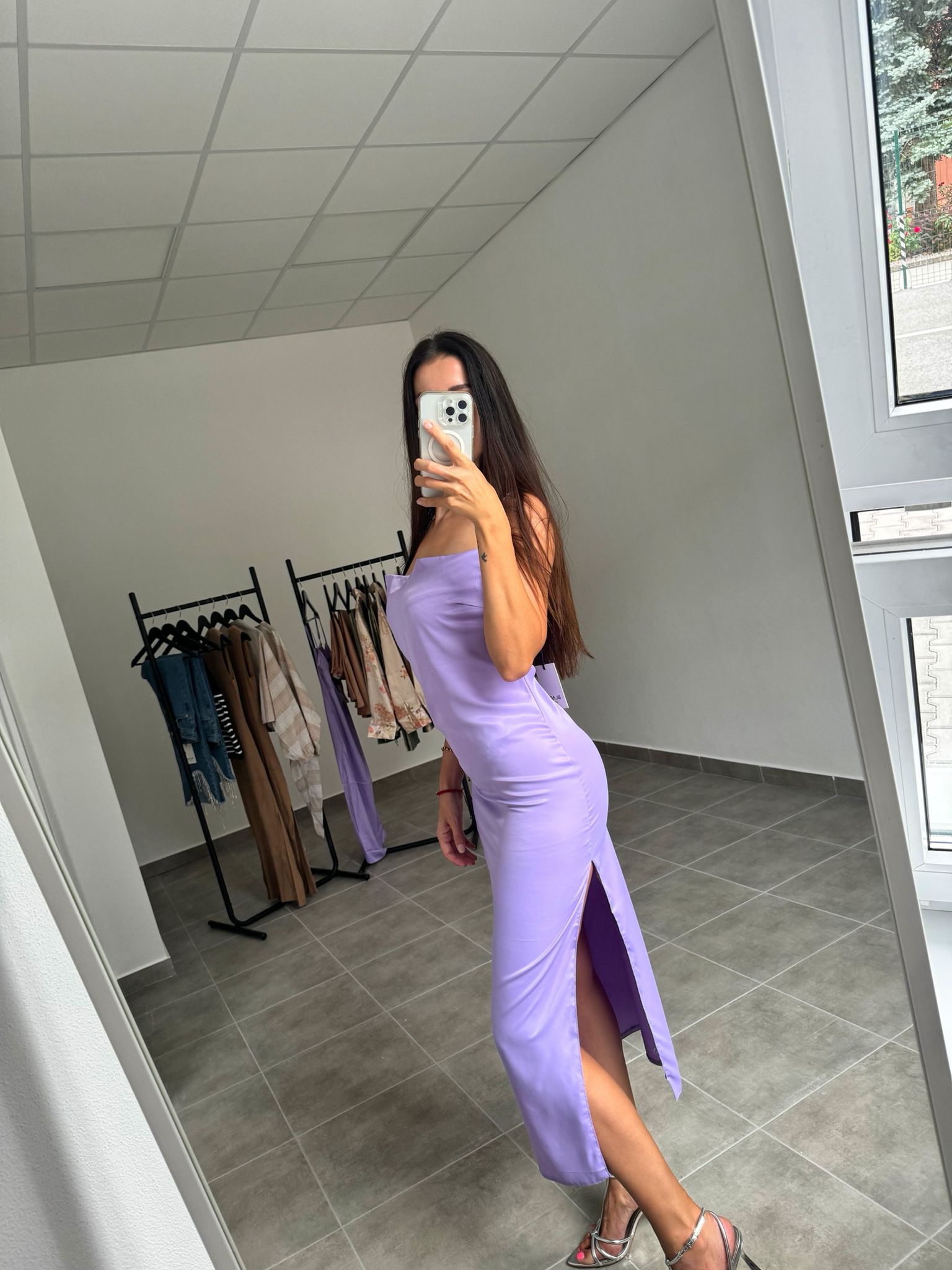 Fialové saténové šaty na ramienka | Violetta