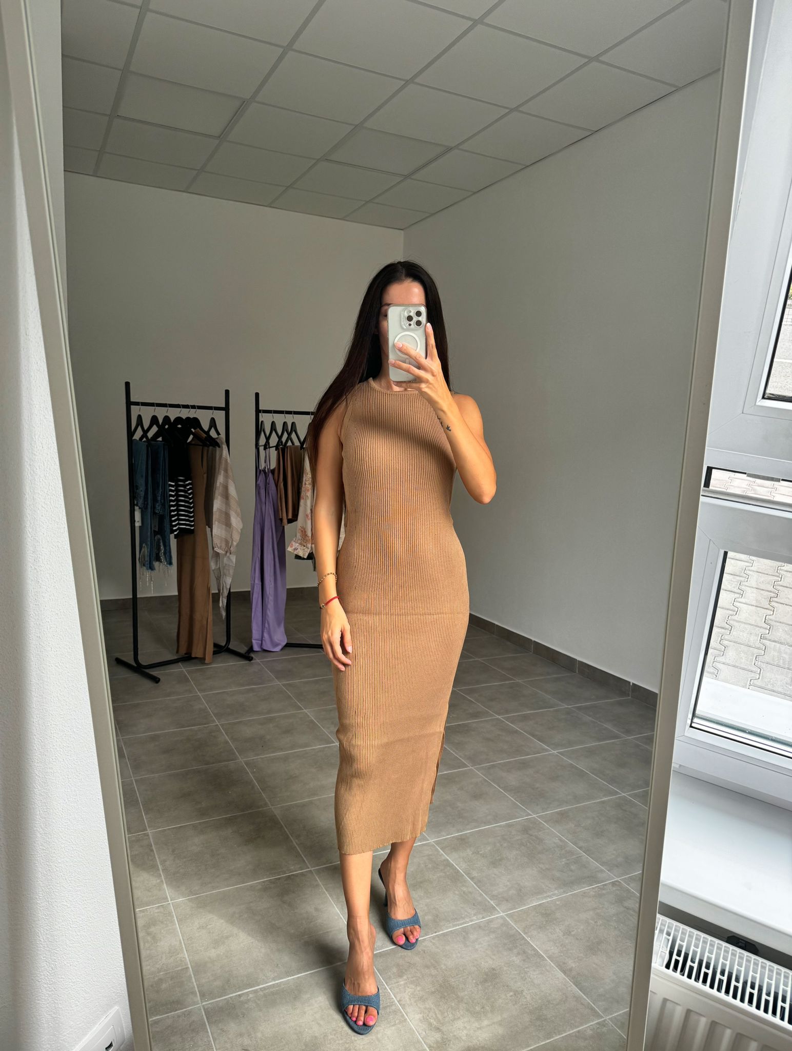 Pletené priliehavé šaty s výstrihom na chrbte | Nerina