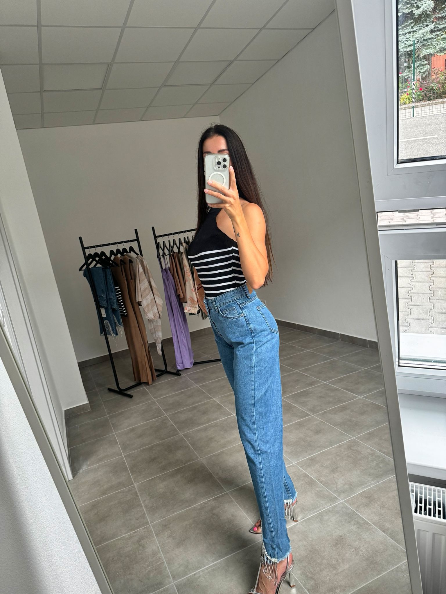 Dámske džínsy s vysokým pásom a kamienkovými strapcami | Roxanne