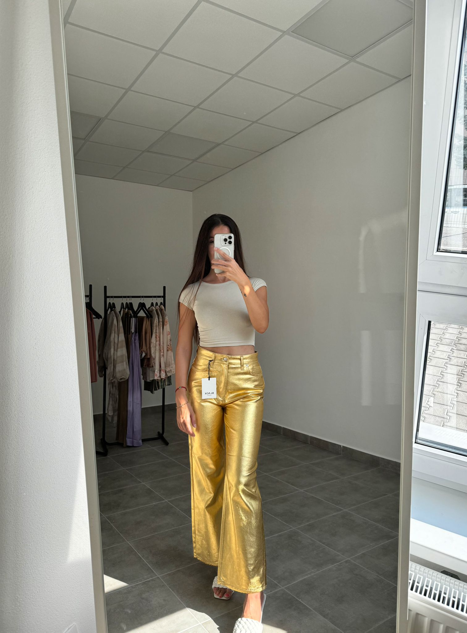 Zlaté elegantné nohavice so zvonovým strihom | Aurora