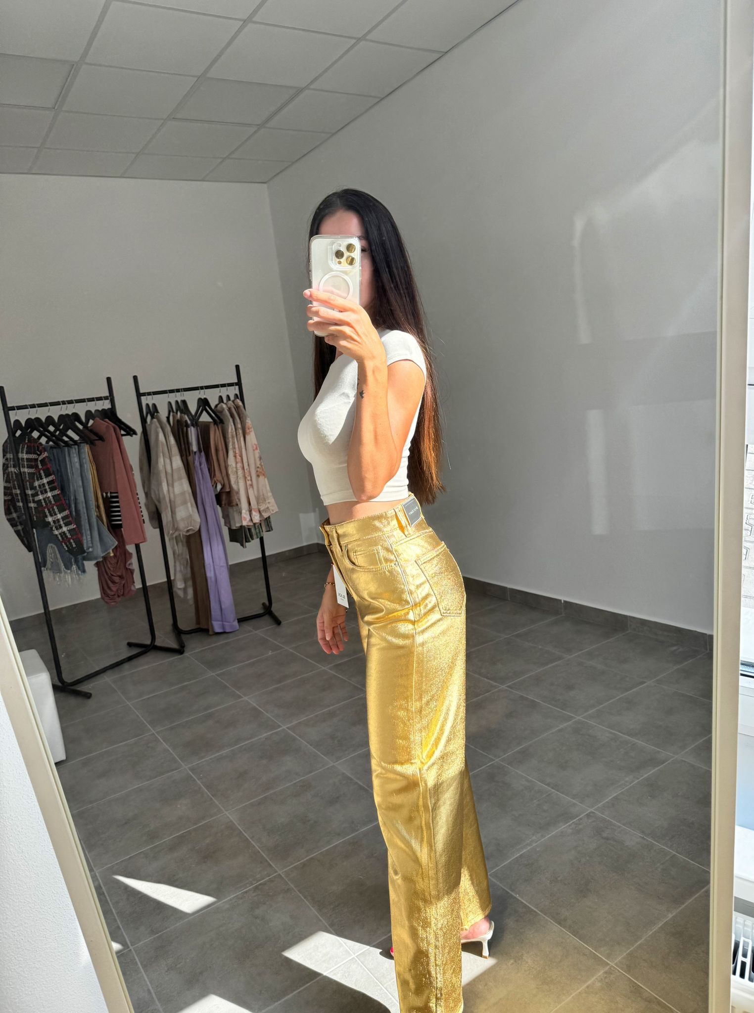 Zlaté elegantné nohavice so zvonovým strihom | Aurora