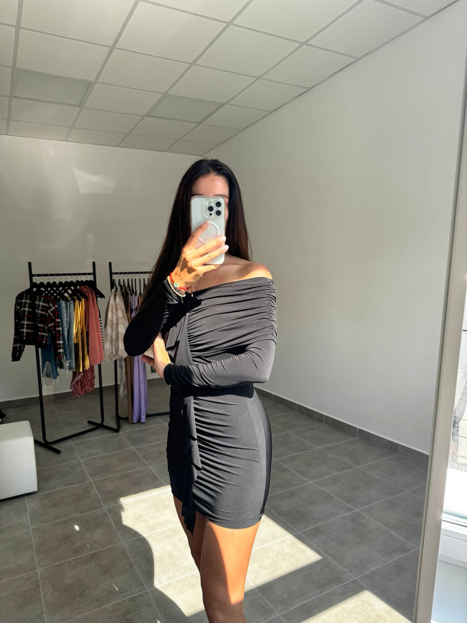 Čierne šaty s dlhým rukávom a volánmi | Noelle