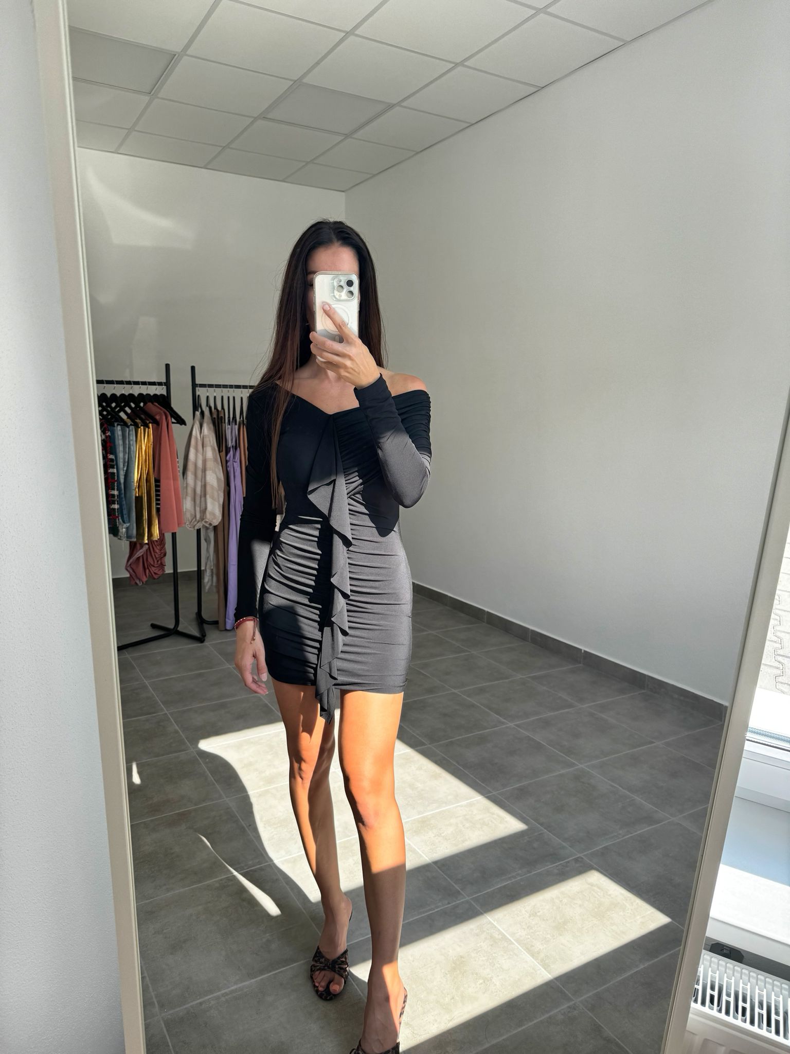 Čierne šaty s dlhým rukávom a volánmi | Noelle