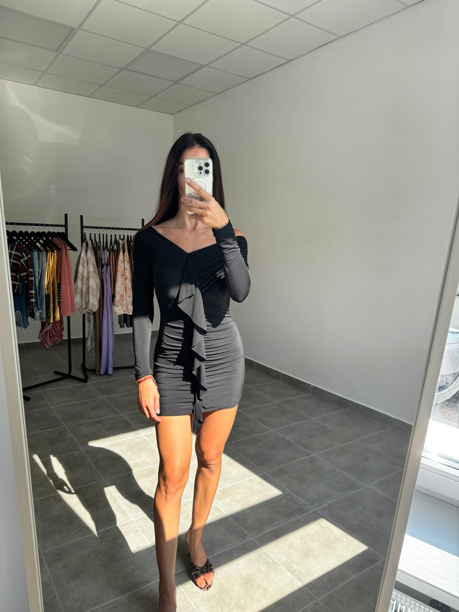 Čierne šaty s dlhým rukávom a volánmi | Noelle