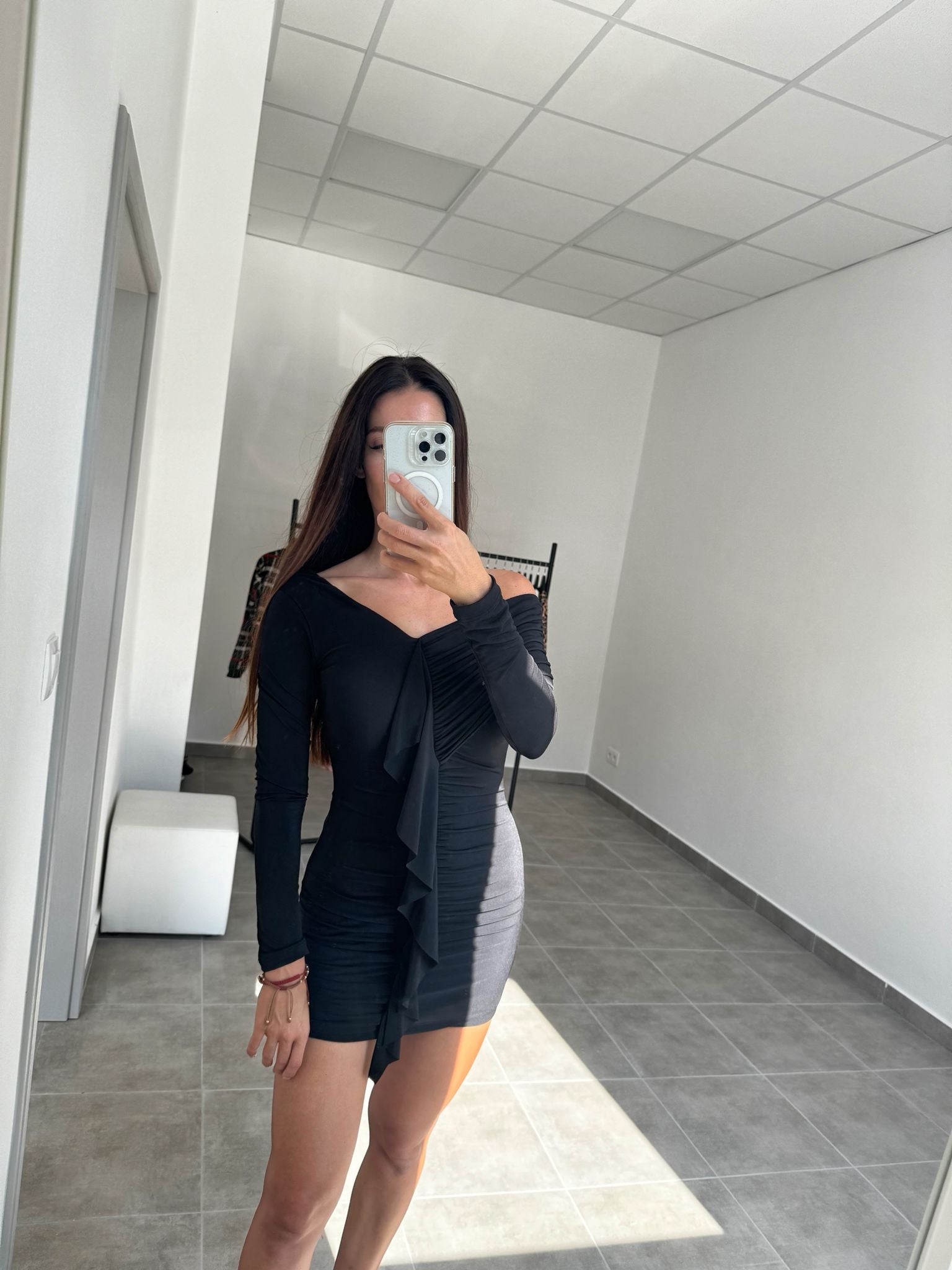 Čierne šaty s dlhým rukávom a volánmi | Noelle