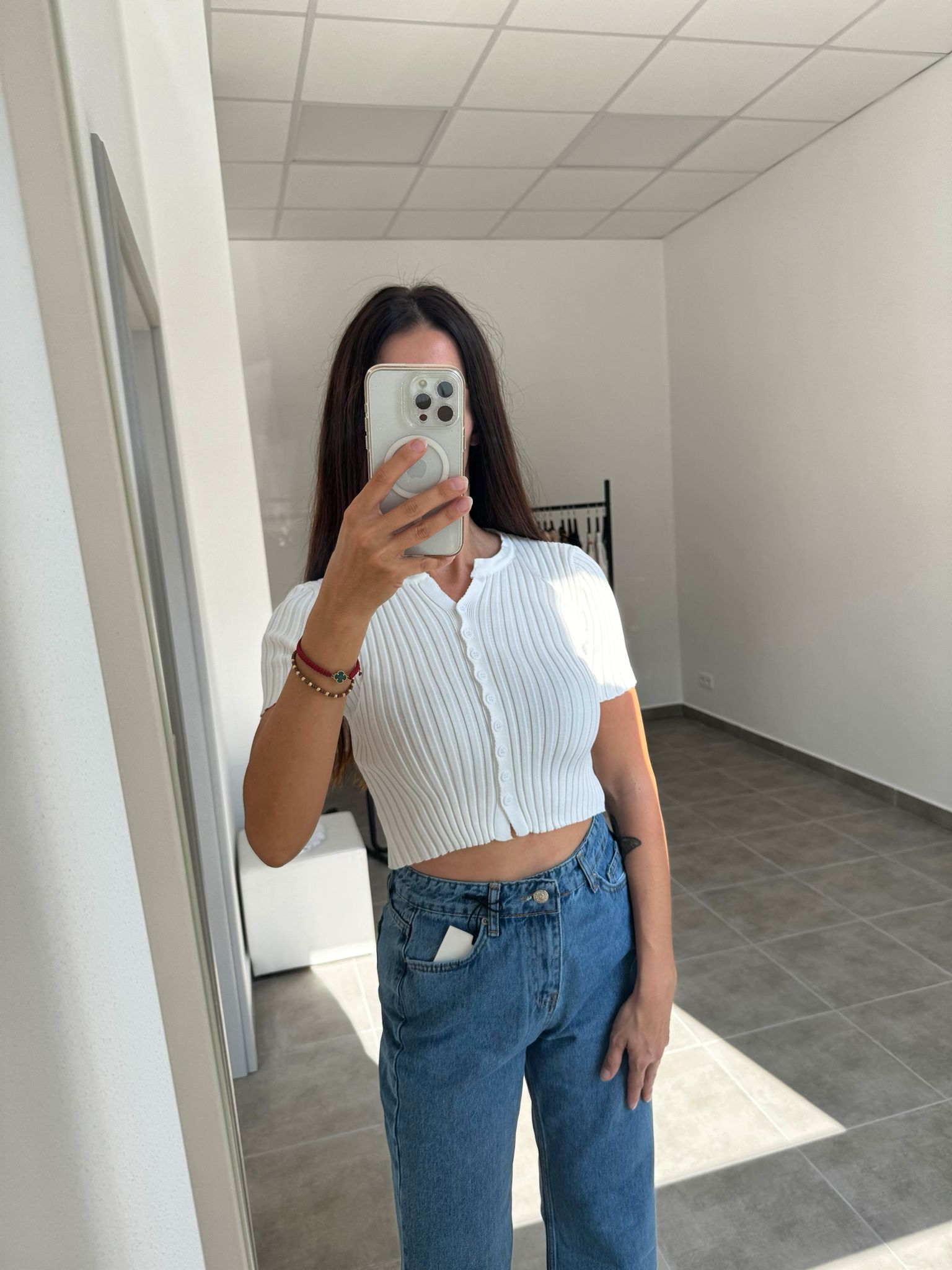 Biely elastický top s krátkym rukávom a gombíkmi | Alessia