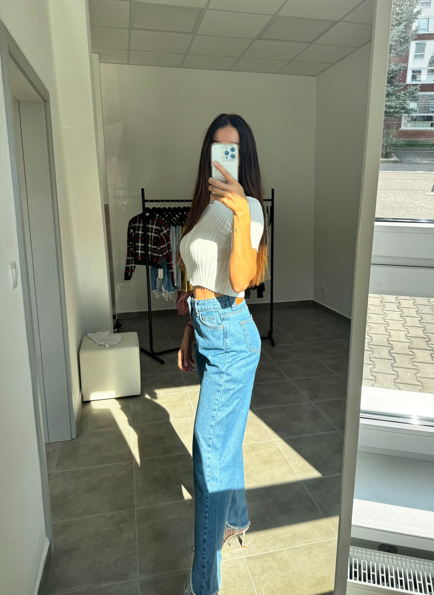 Biely elastický top s krátkym rukávom a gombíkmi | Alessia