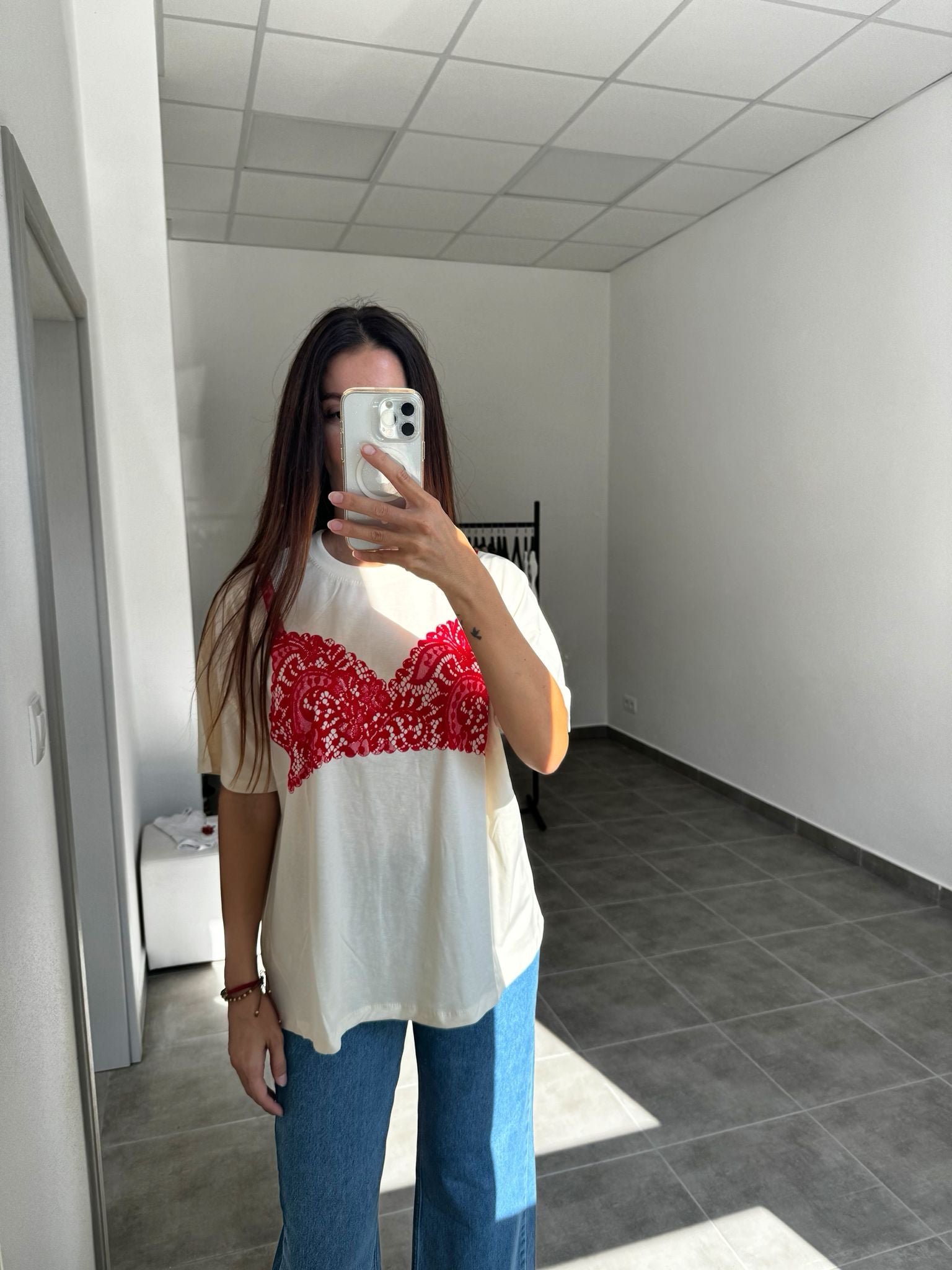 Oversized tričko s červenou zamatovou potlačou krémové | Ruby