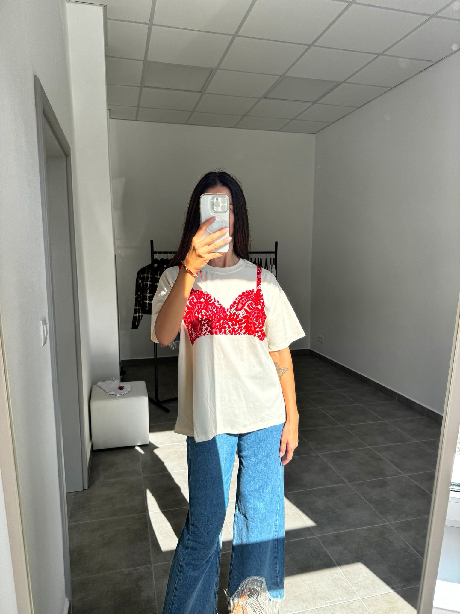 Oversized tričko s červenou zamatovou potlačou krémové | Ruby