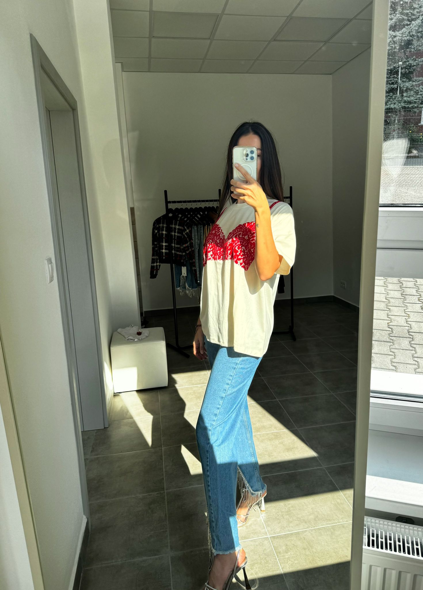 Oversized tričko s červenou zamatovou potlačou krémové | Ruby