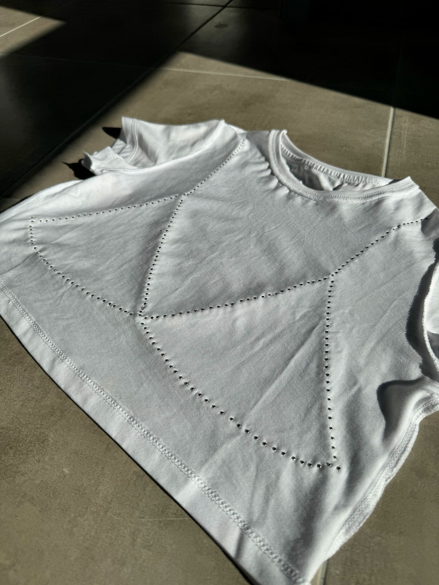 Bavlnený crop top s perlami biely | Pearla