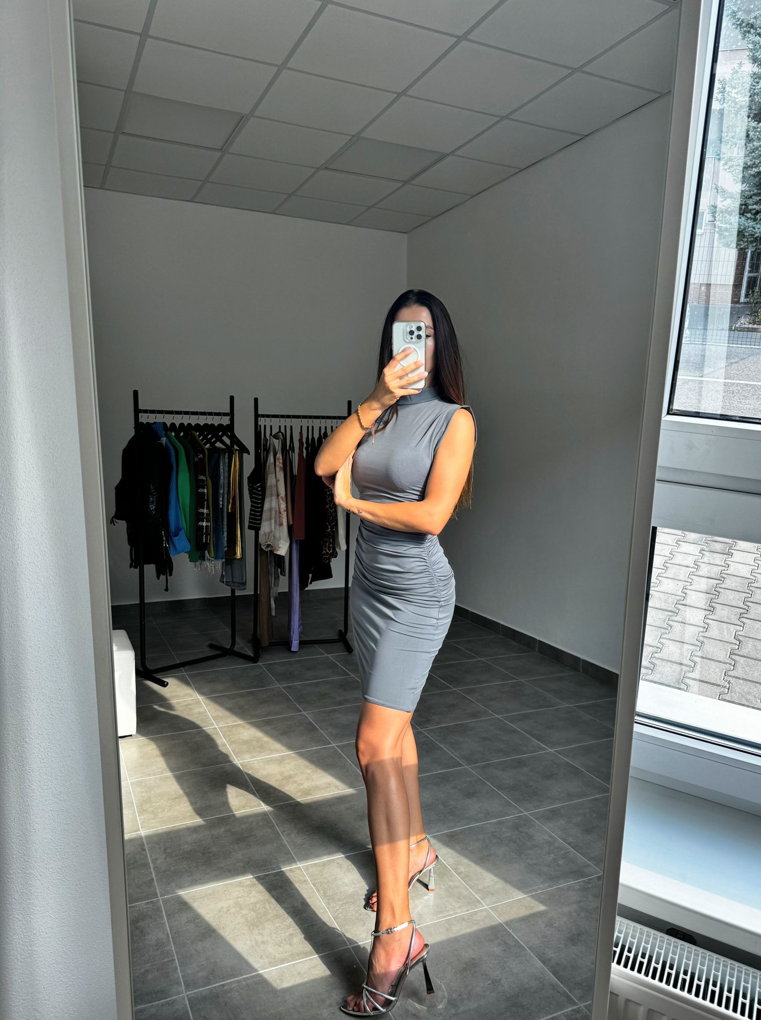 Sivé elegantné šaty bez rukávov s riasením | Elise