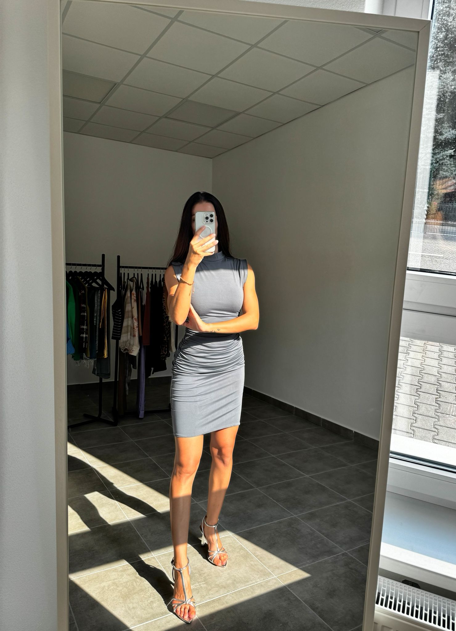 Sivé elegantné šaty bez rukávov s riasením | Elise