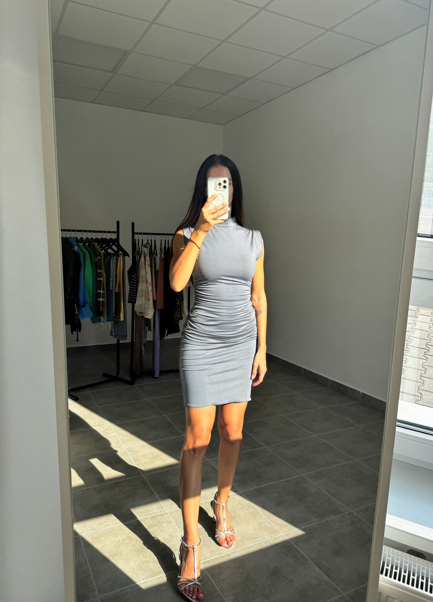 Sivé elegantné šaty bez rukávov s riasením | Elise