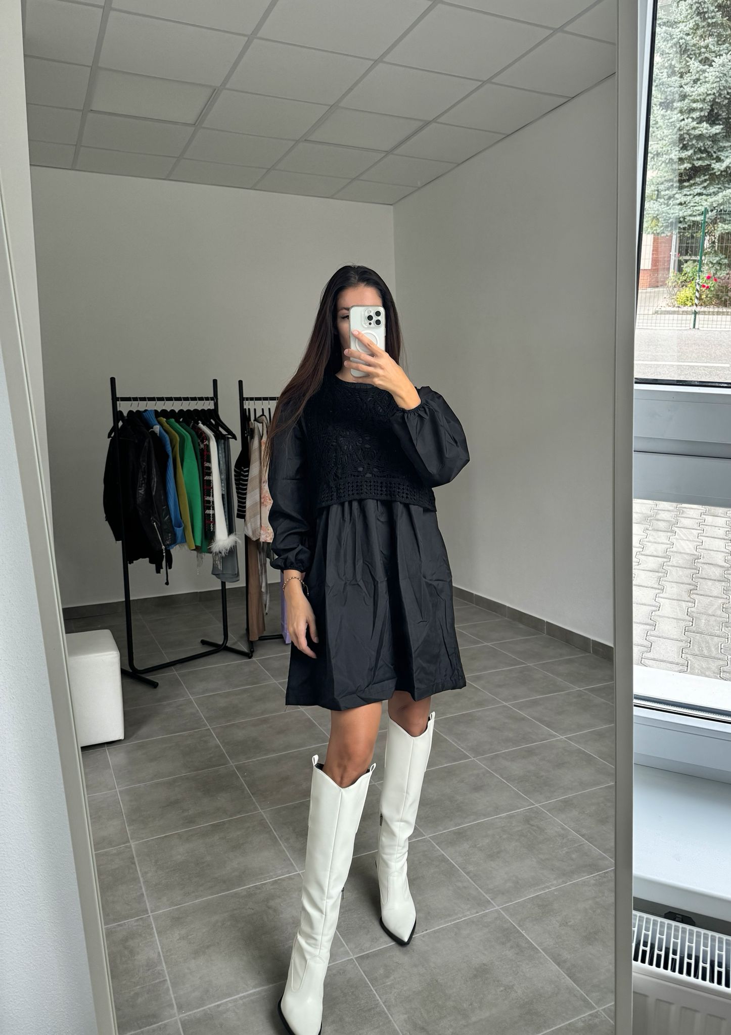 Čierne oversize šaty s háčkovanou vestičkou | Mystique