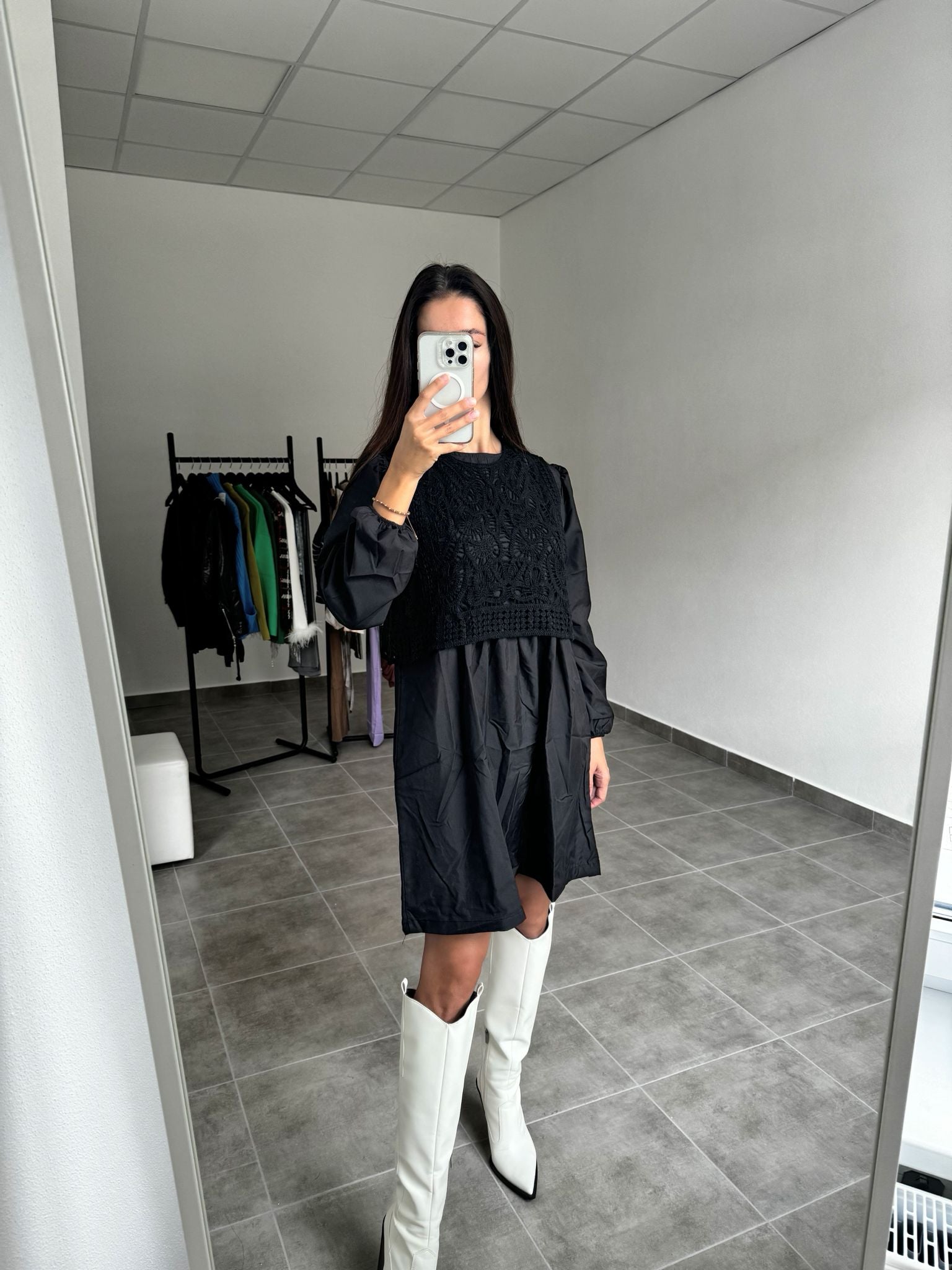 Čierne oversize šaty s háčkovanou vestičkou | Mystique