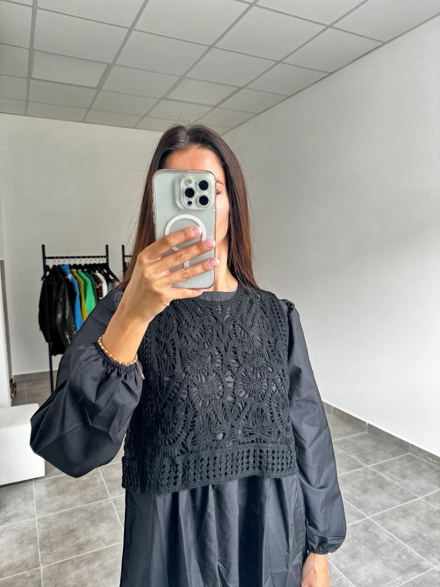 Čierne oversize šaty s háčkovanou vestičkou | Mystique