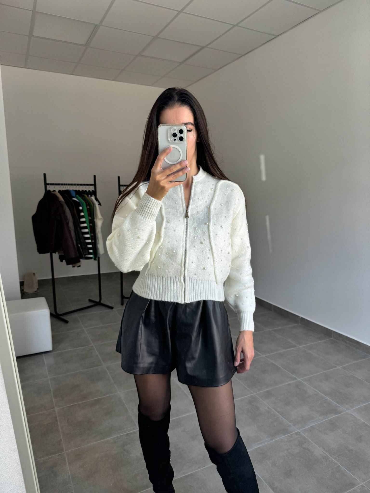 Biely sveter so zipsom a perličkami | Pearlina