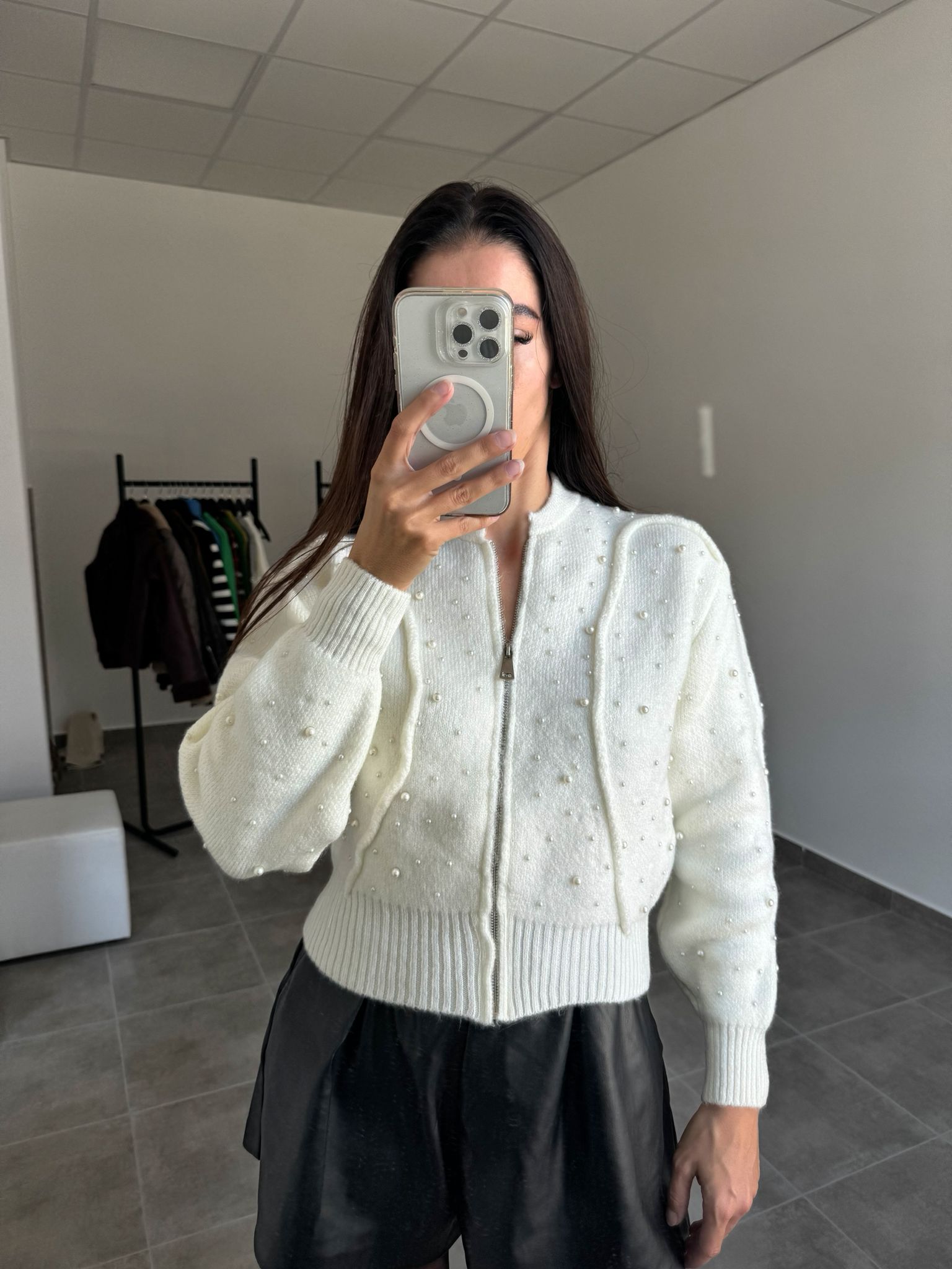 Biely sveter so zipsom a perličkami | Pearlina