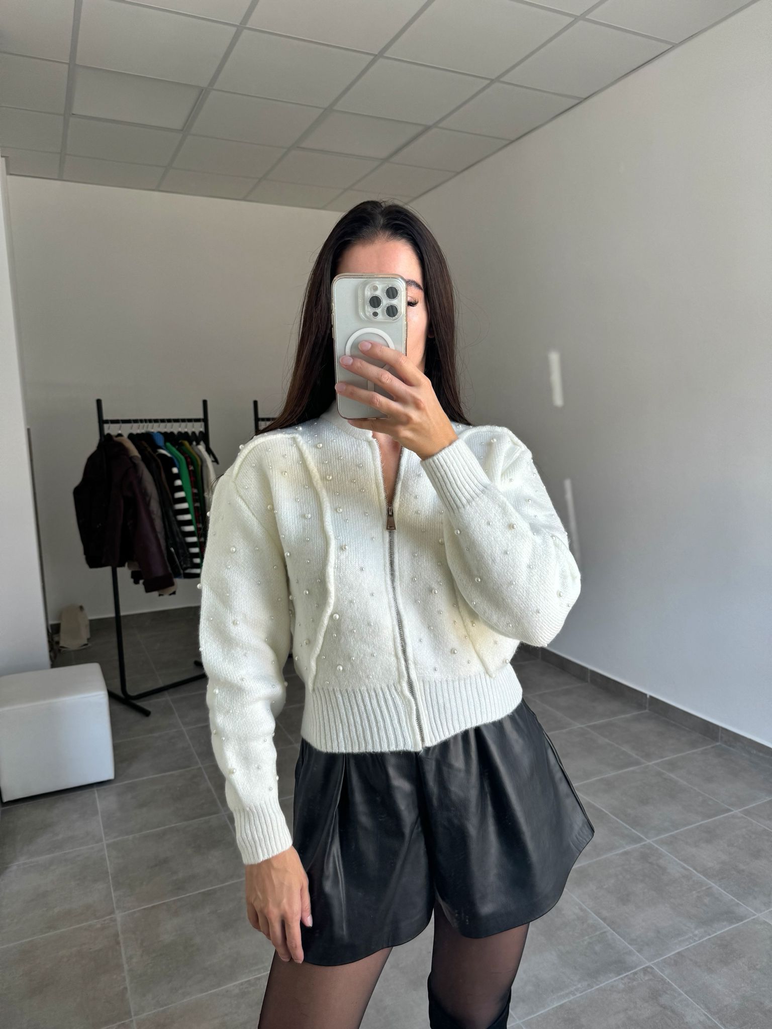 Biely sveter so zipsom a perličkami | Pearlina