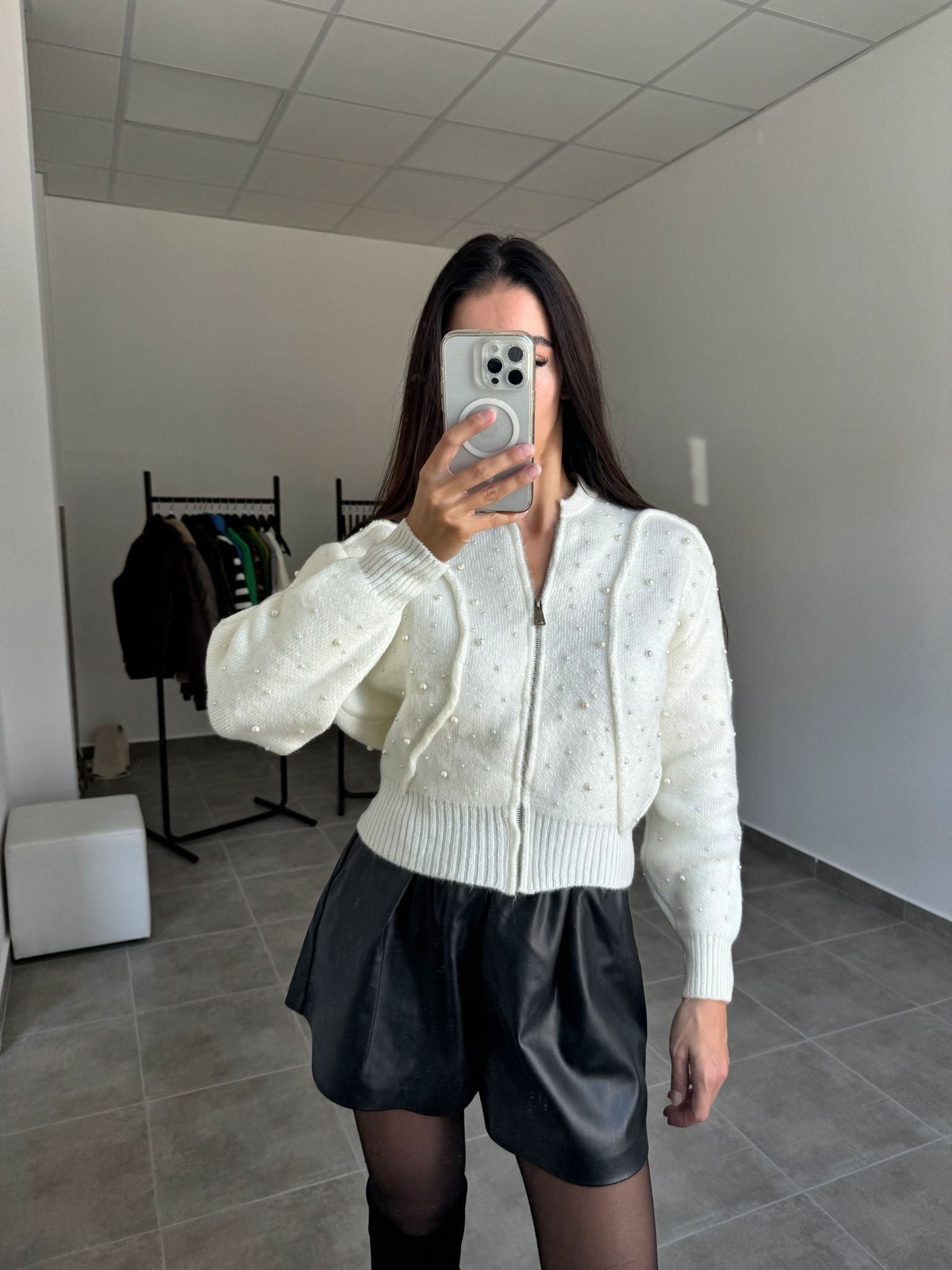 Biely sveter so zipsom a perličkami | Pearlina