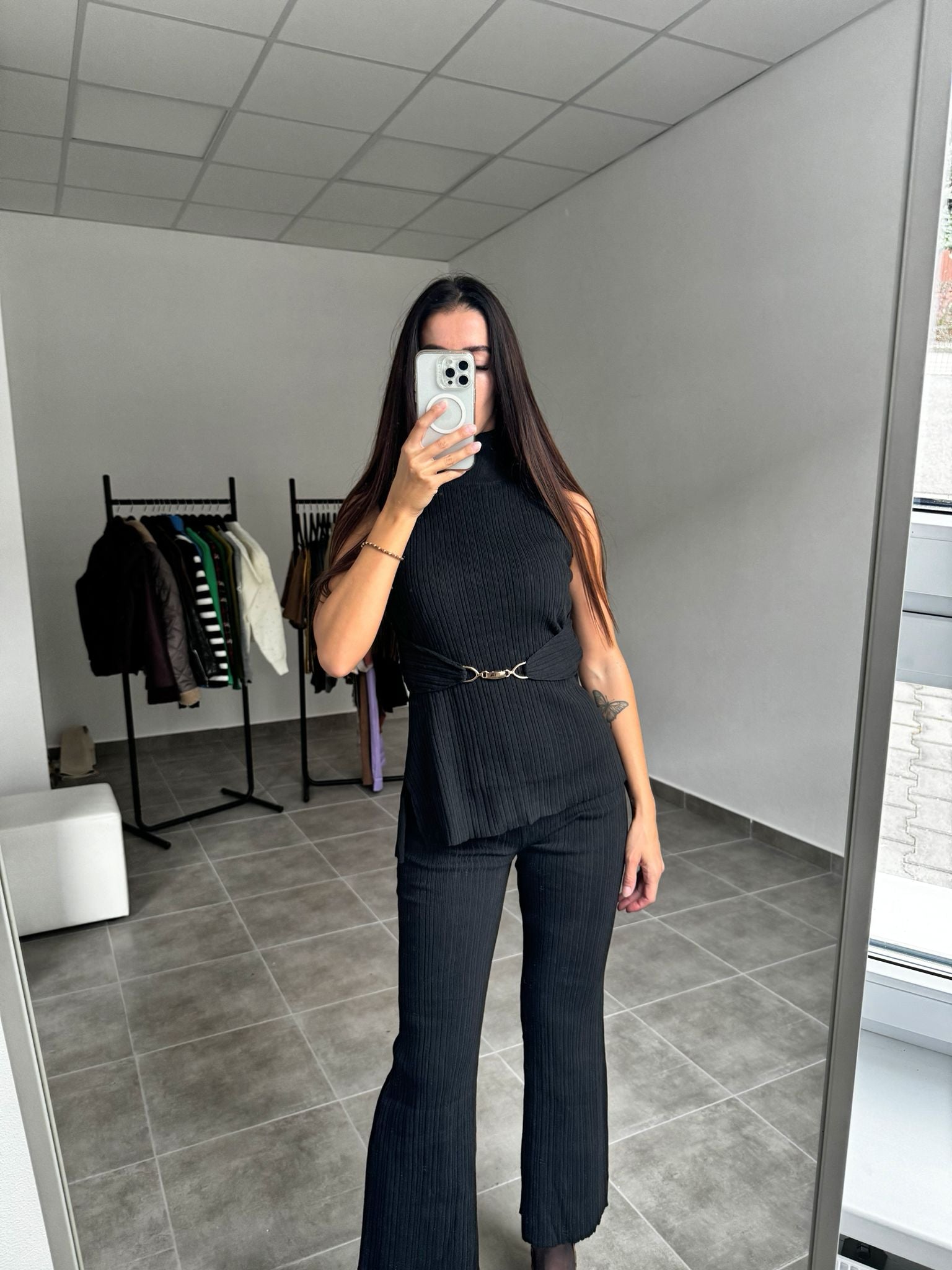 Elegantný komplet – čierne zvonové nohavice a top | Velvet