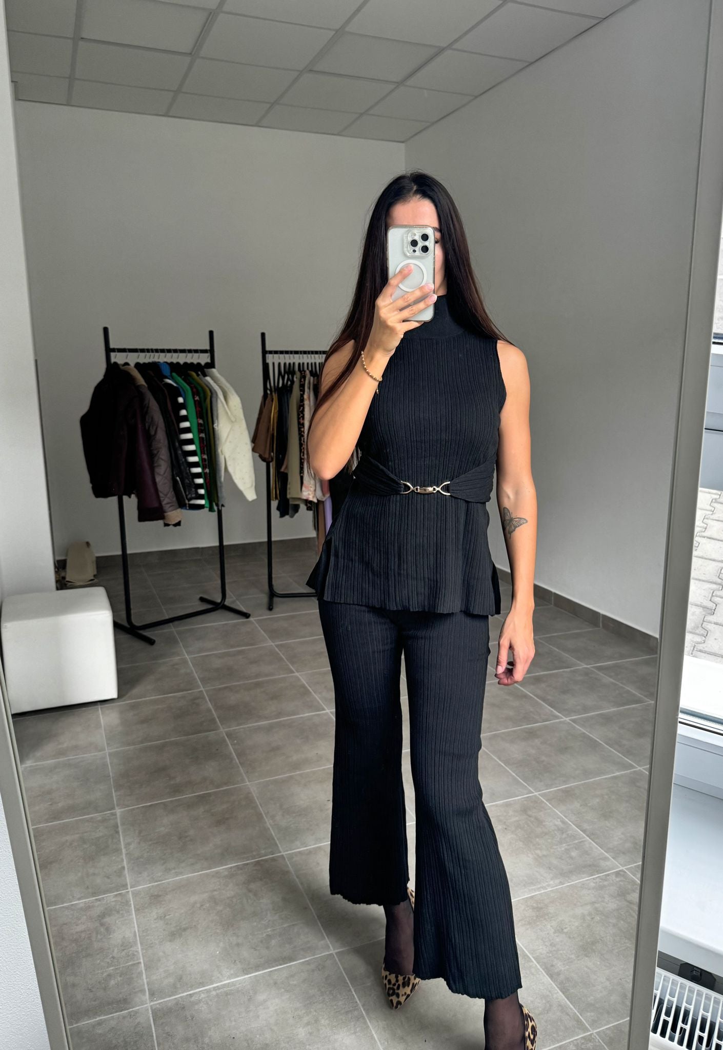 Elegantný komplet – čierne zvonové nohavice a top | Velvet