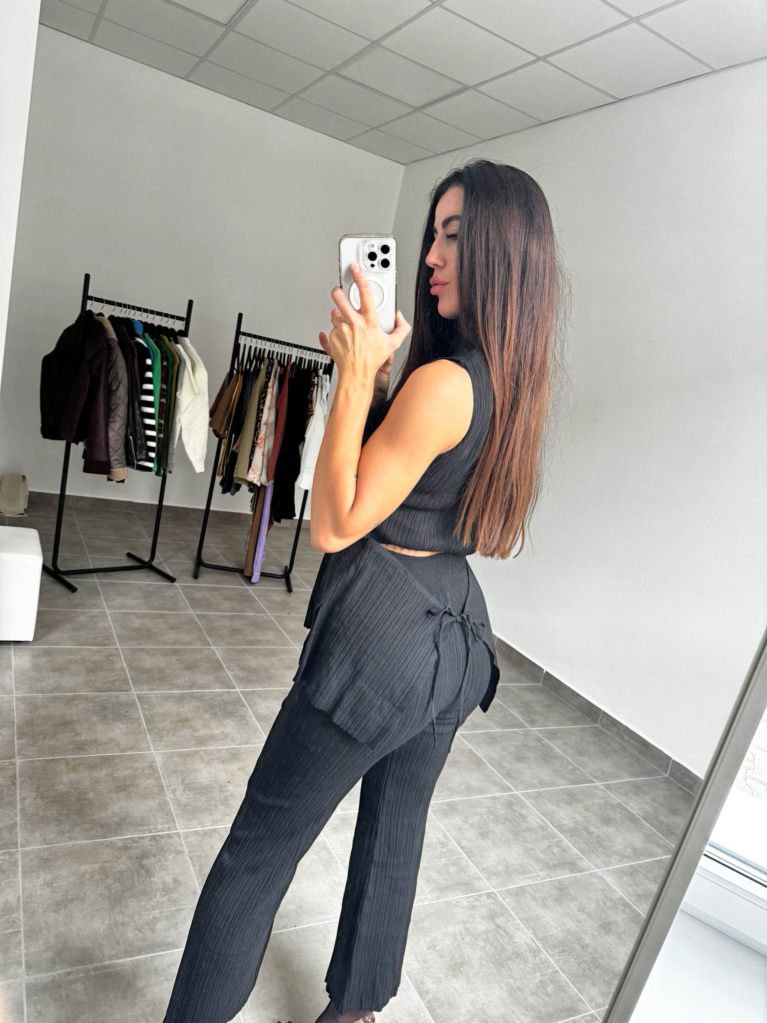 Elegantný komplet – čierne zvonové nohavice a top | Velvet