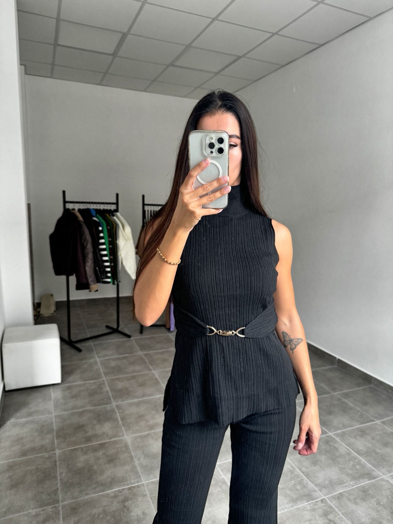 Elegantný komplet – čierne zvonové nohavice a top | Velvet