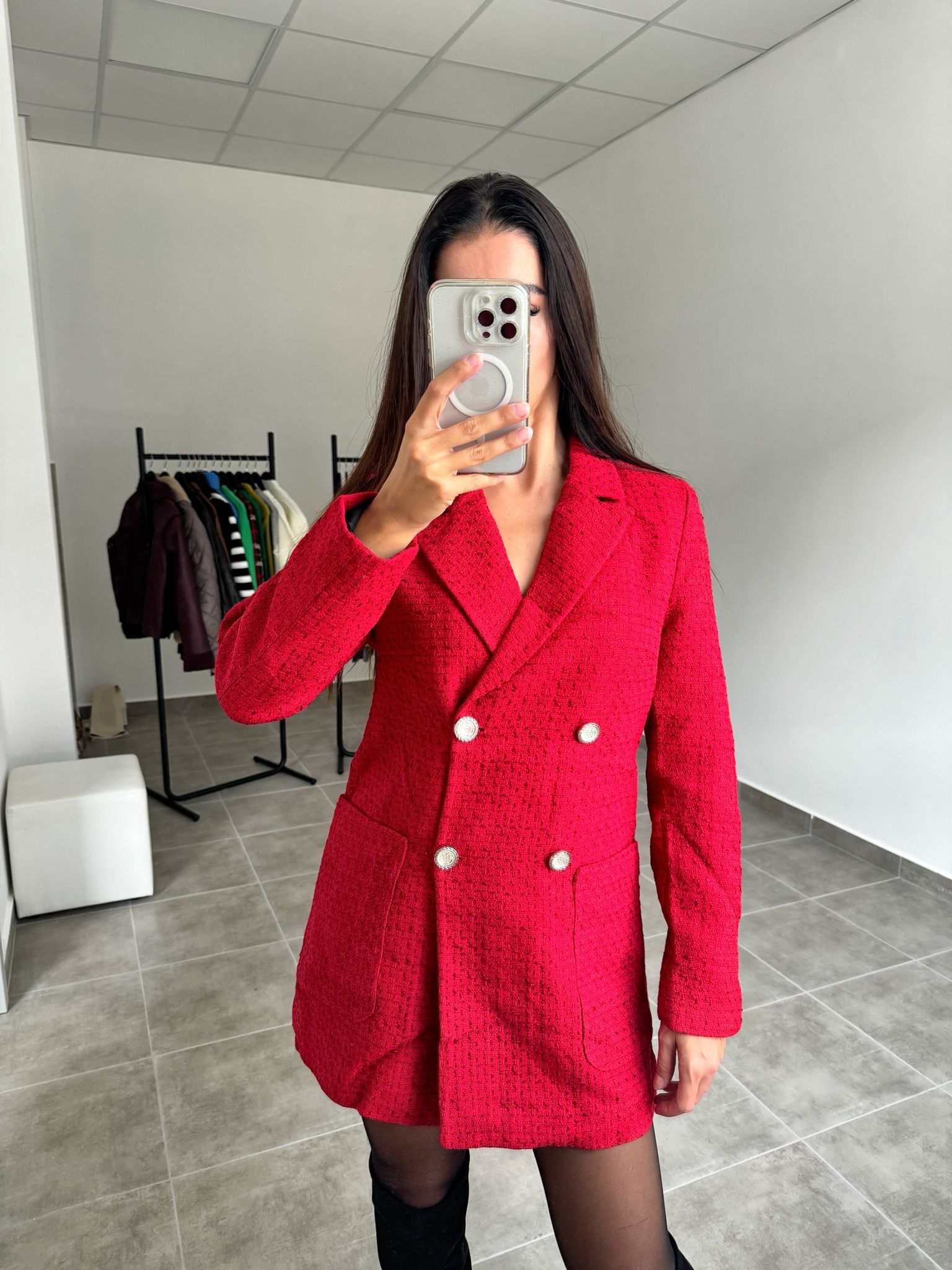 Červené tvídové sako so zlatými gombíkmi | Chérie