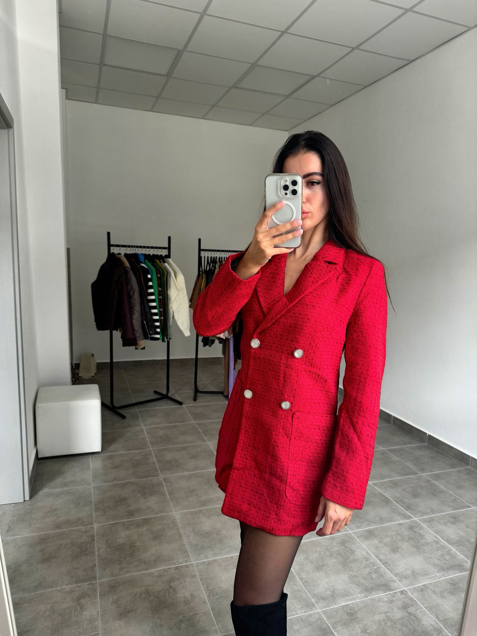 Červené tvídové sako so zlatými gombíkmi | Chérie