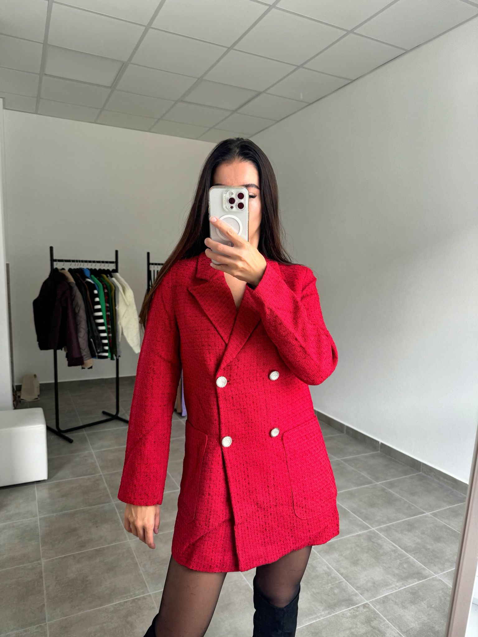 Červené tvídové sako so zlatými gombíkmi | Chérie