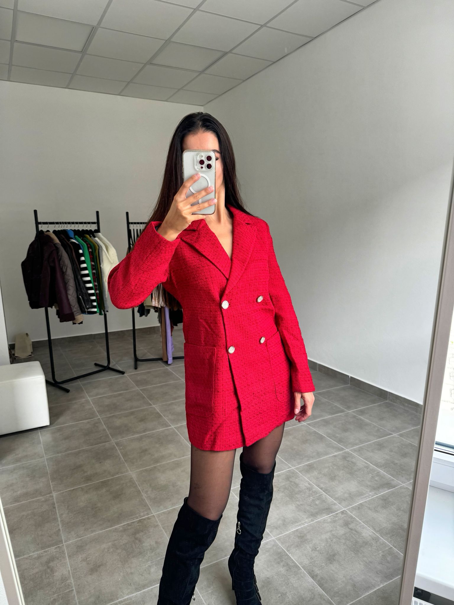 Červené tvídové sako so zlatými gombíkmi | Chérie