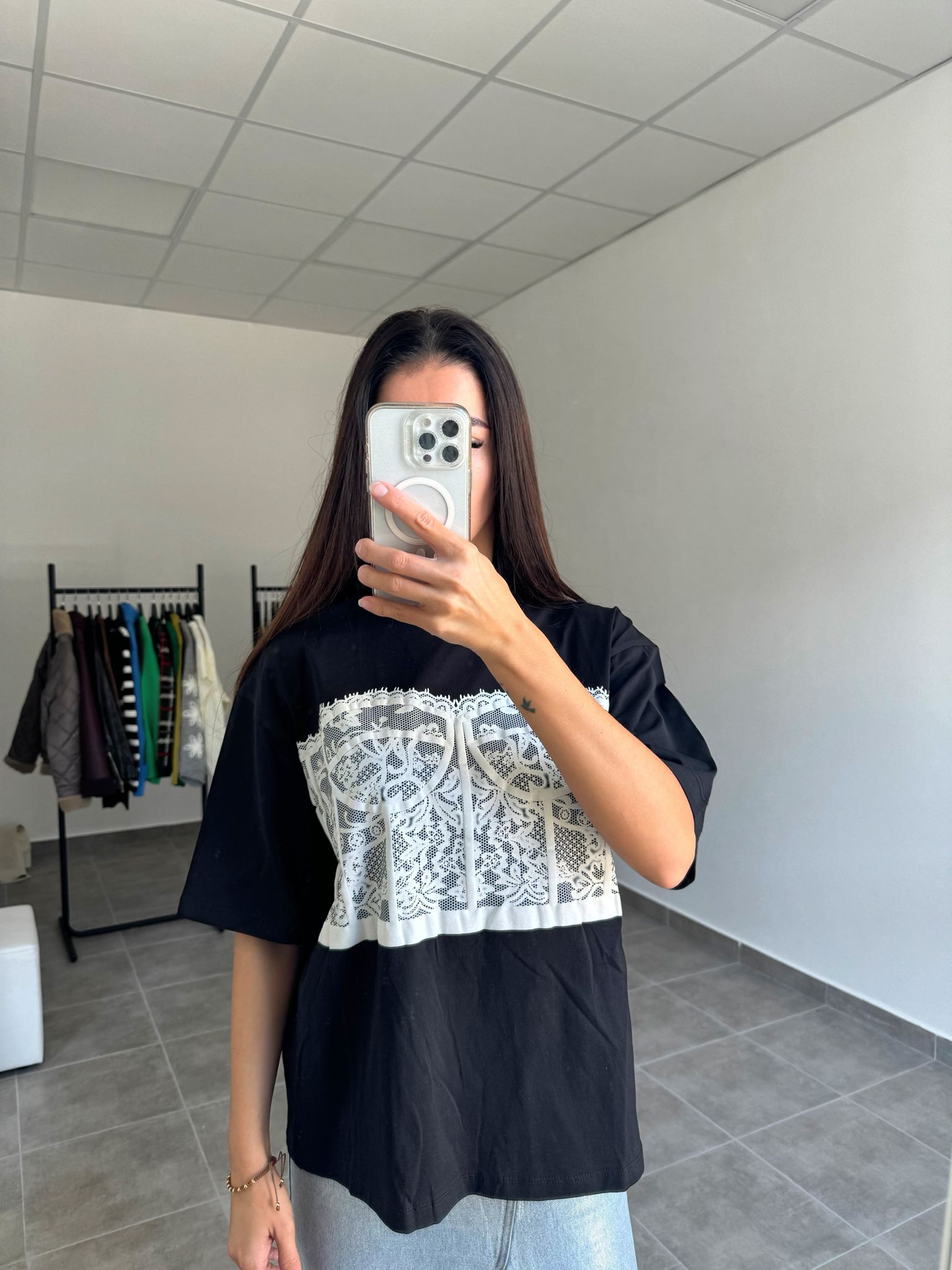 Čierne tričko s modernou potlačou dámske | Urbania