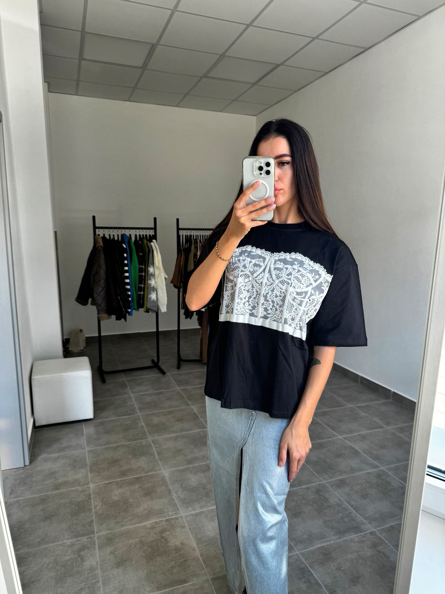 Čierne tričko s modernou potlačou dámske | Urbania