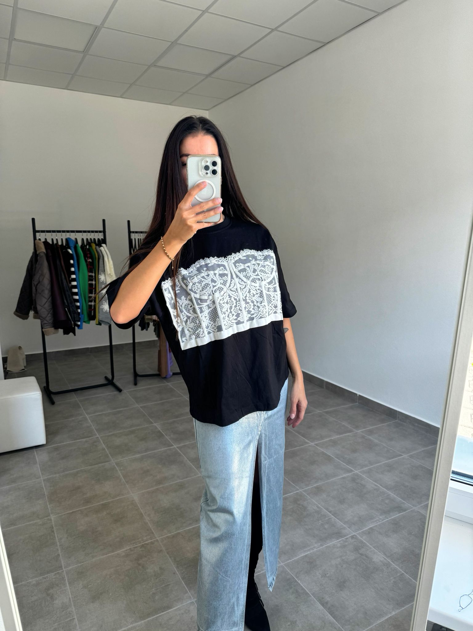 Čierne tričko s modernou potlačou dámske | Urbania