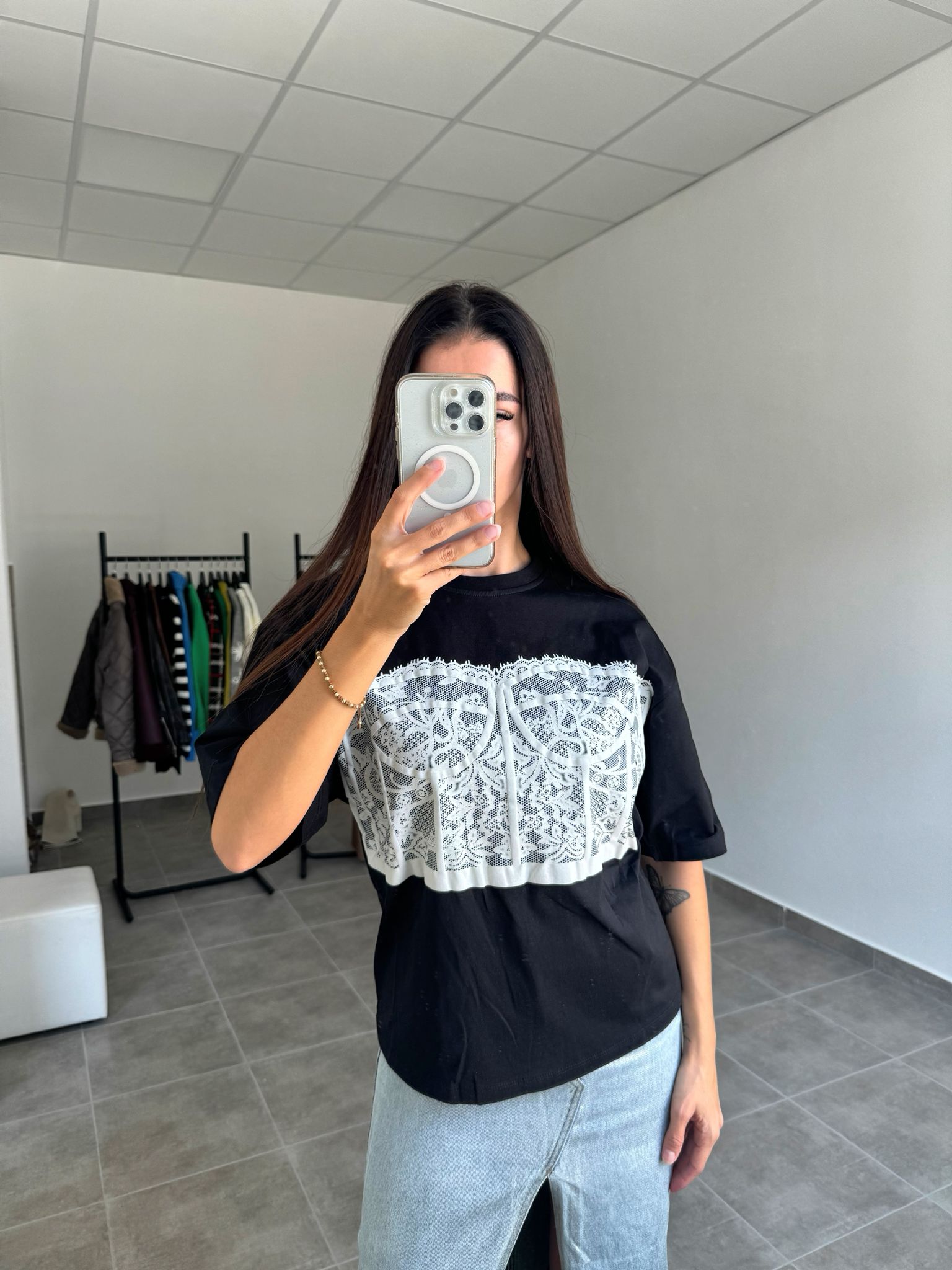 Čierne tričko s modernou potlačou dámske | Urbania