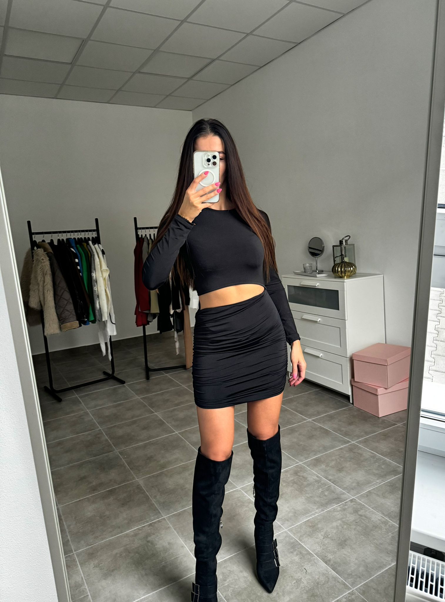 Čierne mini šaty s bočným výstrihom | Luna