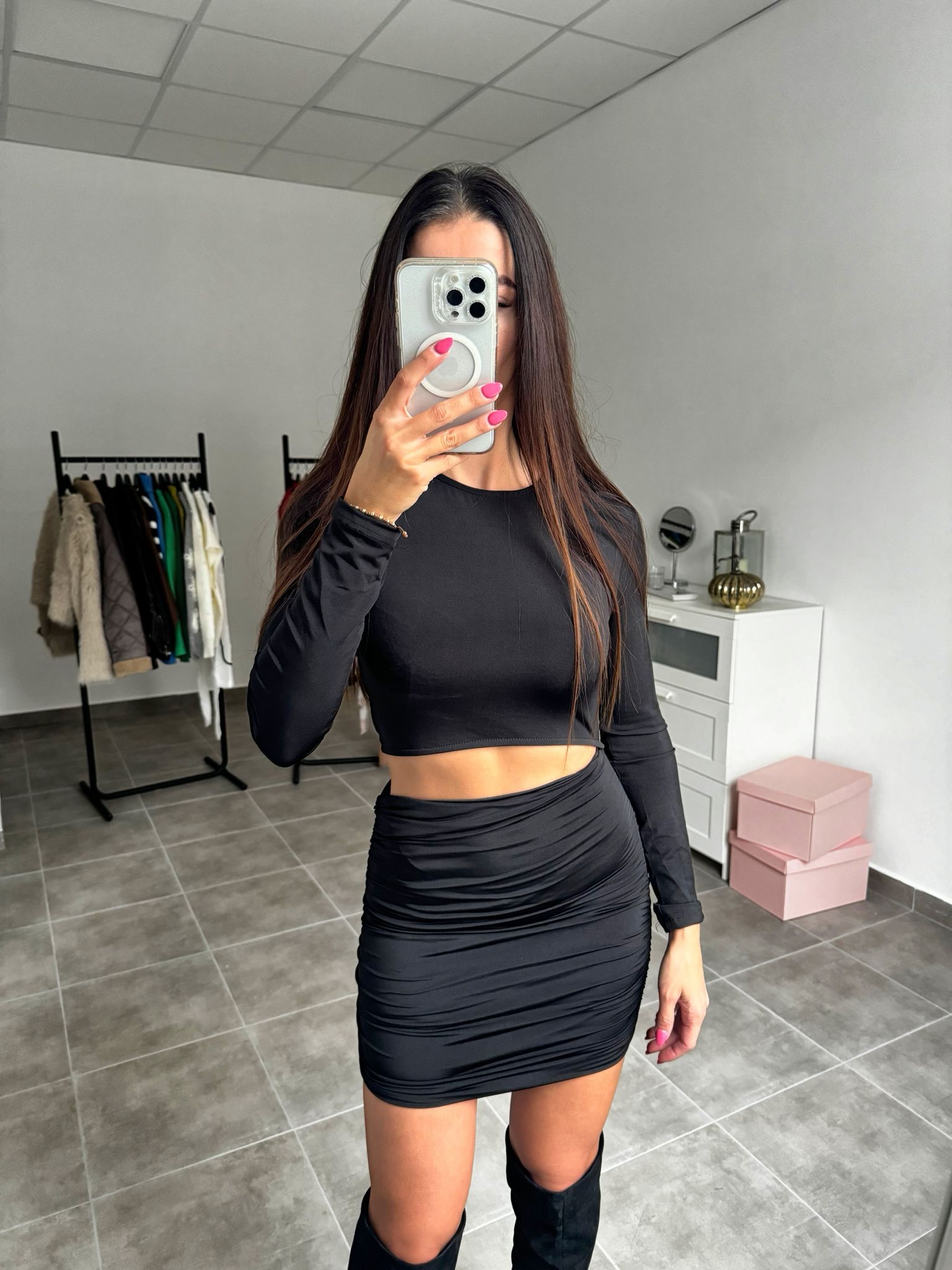 Čierne mini šaty s bočným výstrihom | Luna