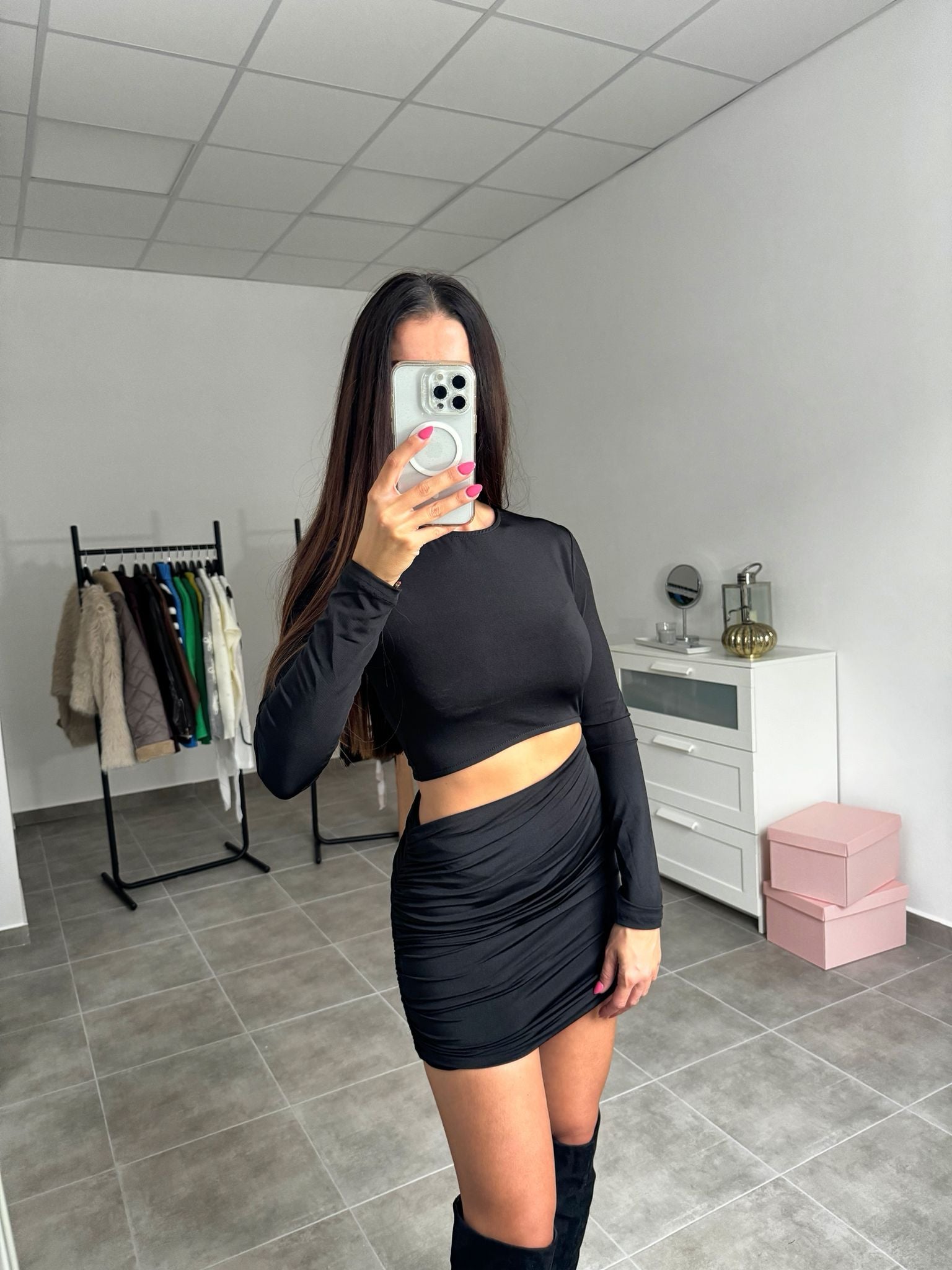 Čierne mini šaty s bočným výstrihom | Luna