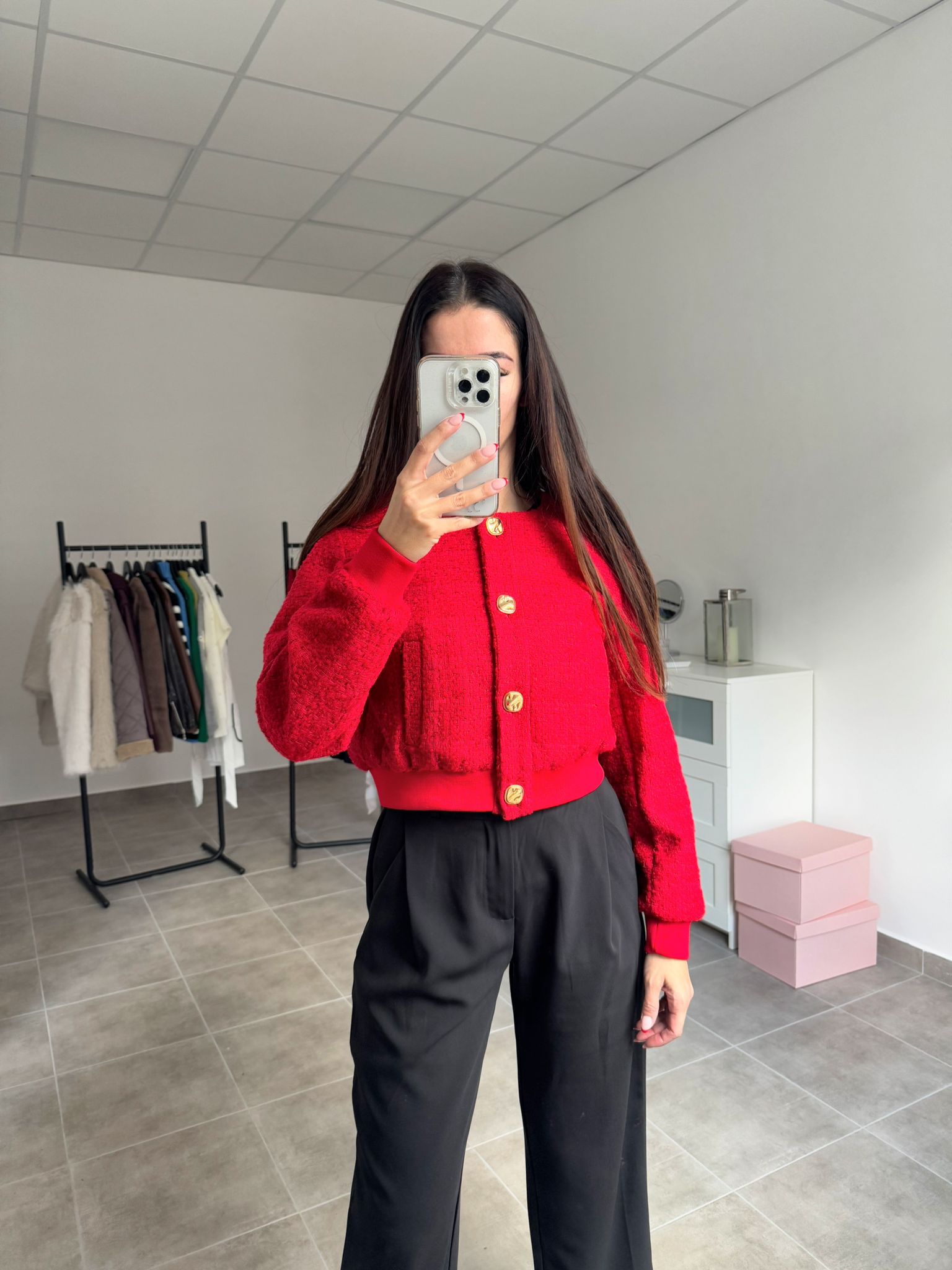 Krátke červené sako so zlatými gombíkmi | Ruby Chic
