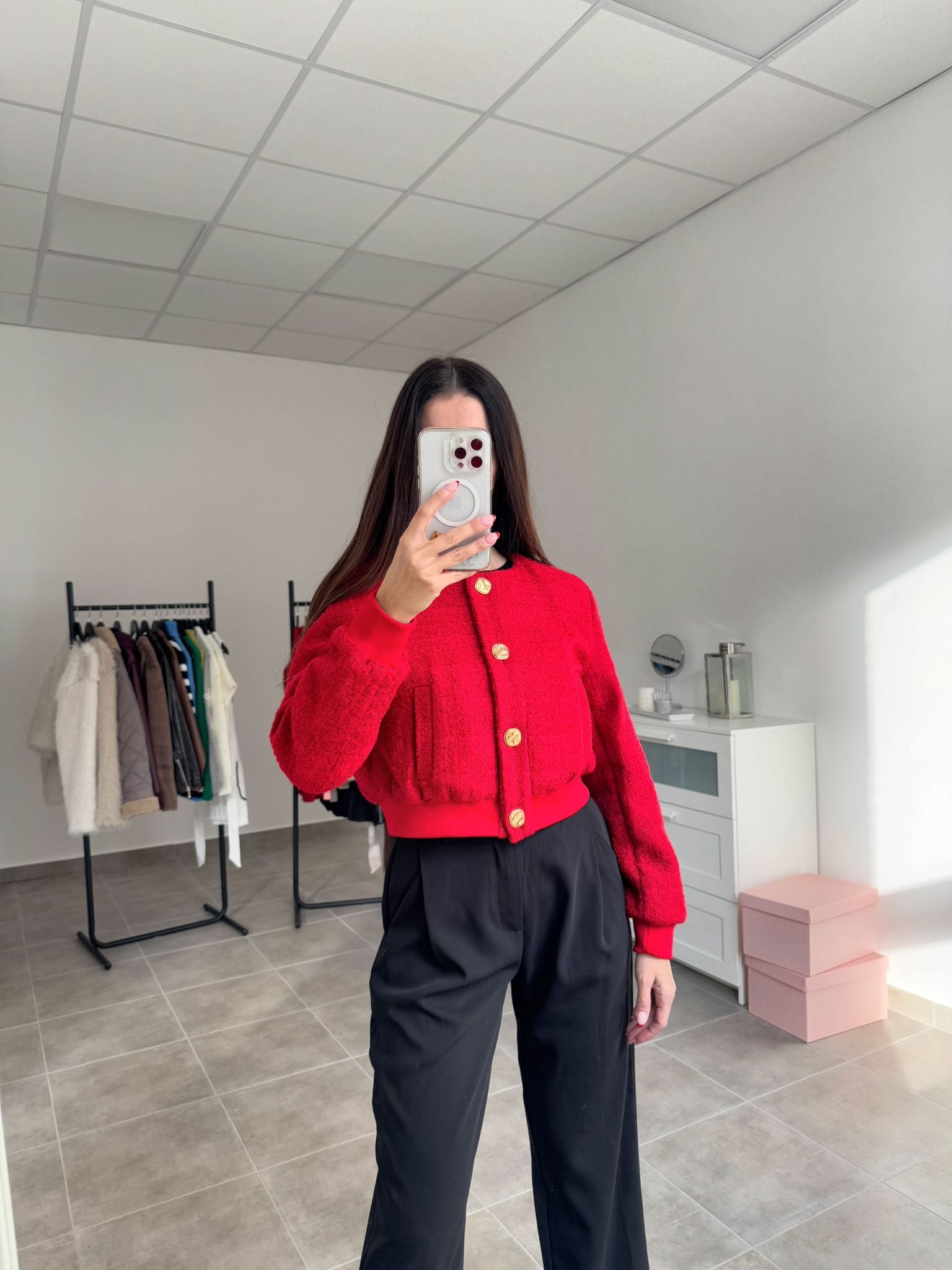 Krátke červené sako so zlatými gombíkmi | Ruby Chic