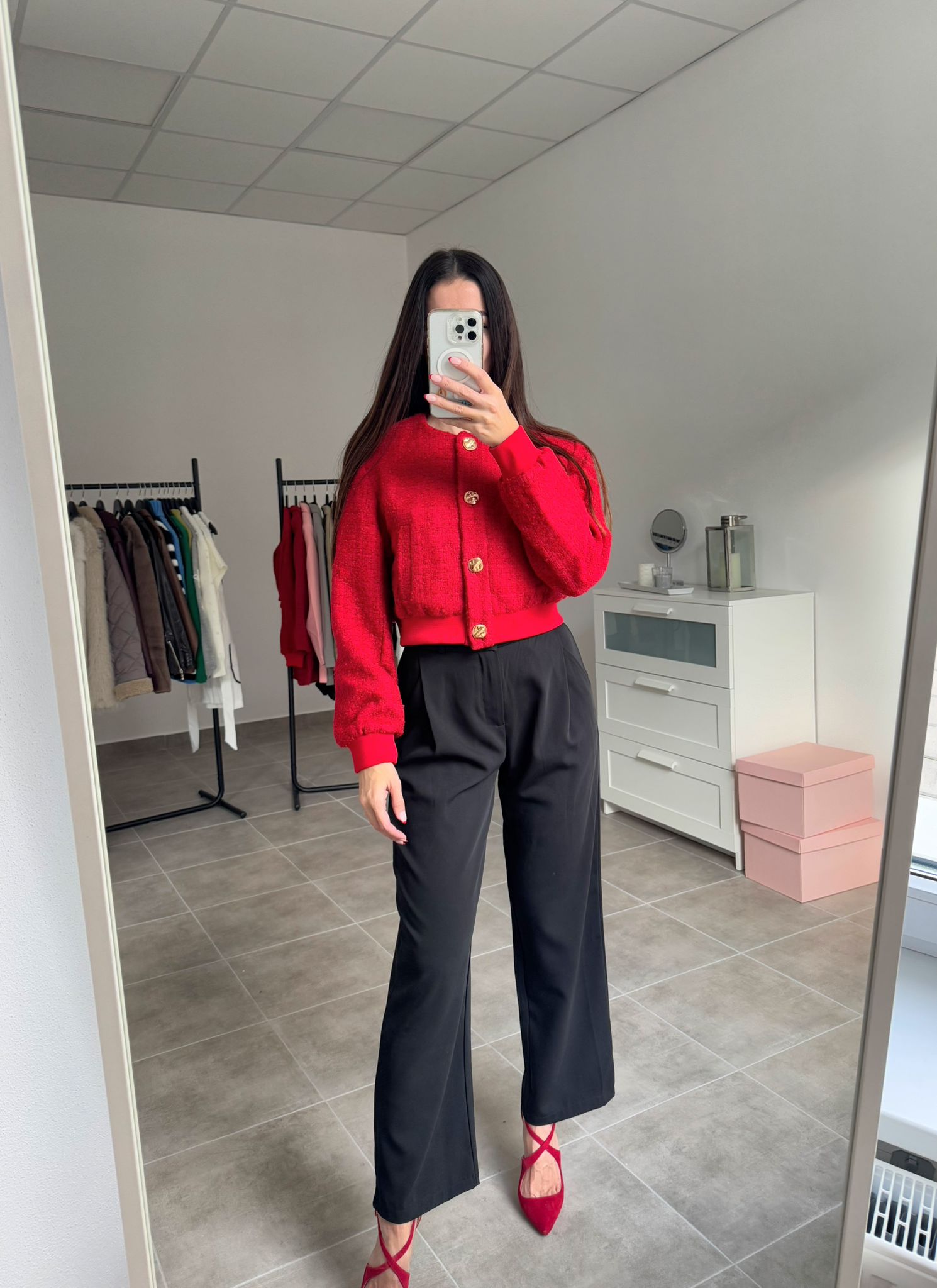 Krátke červené sako so zlatými gombíkmi | Ruby Chic