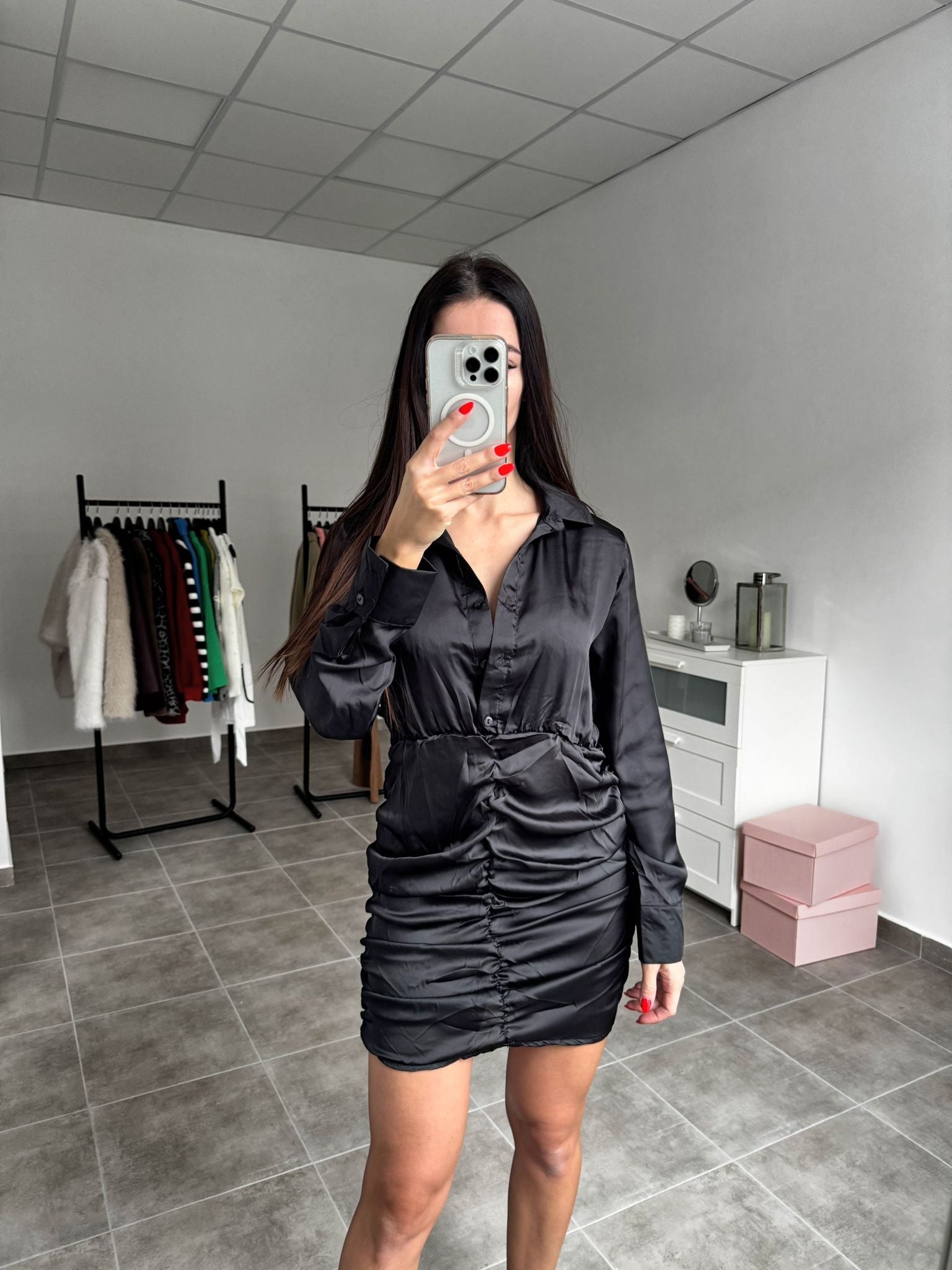 Čierne saténové šaty s dlhým rukávom a riasením | Veloura