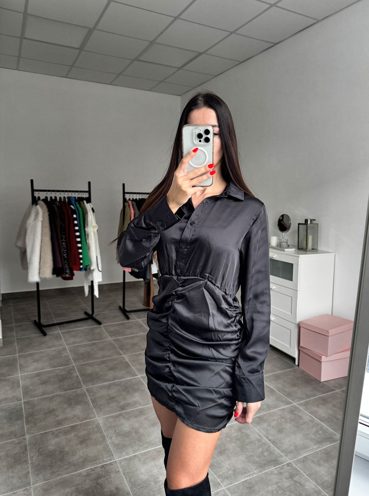 Čierne saténové šaty s dlhým rukávom a riasením | Veloura