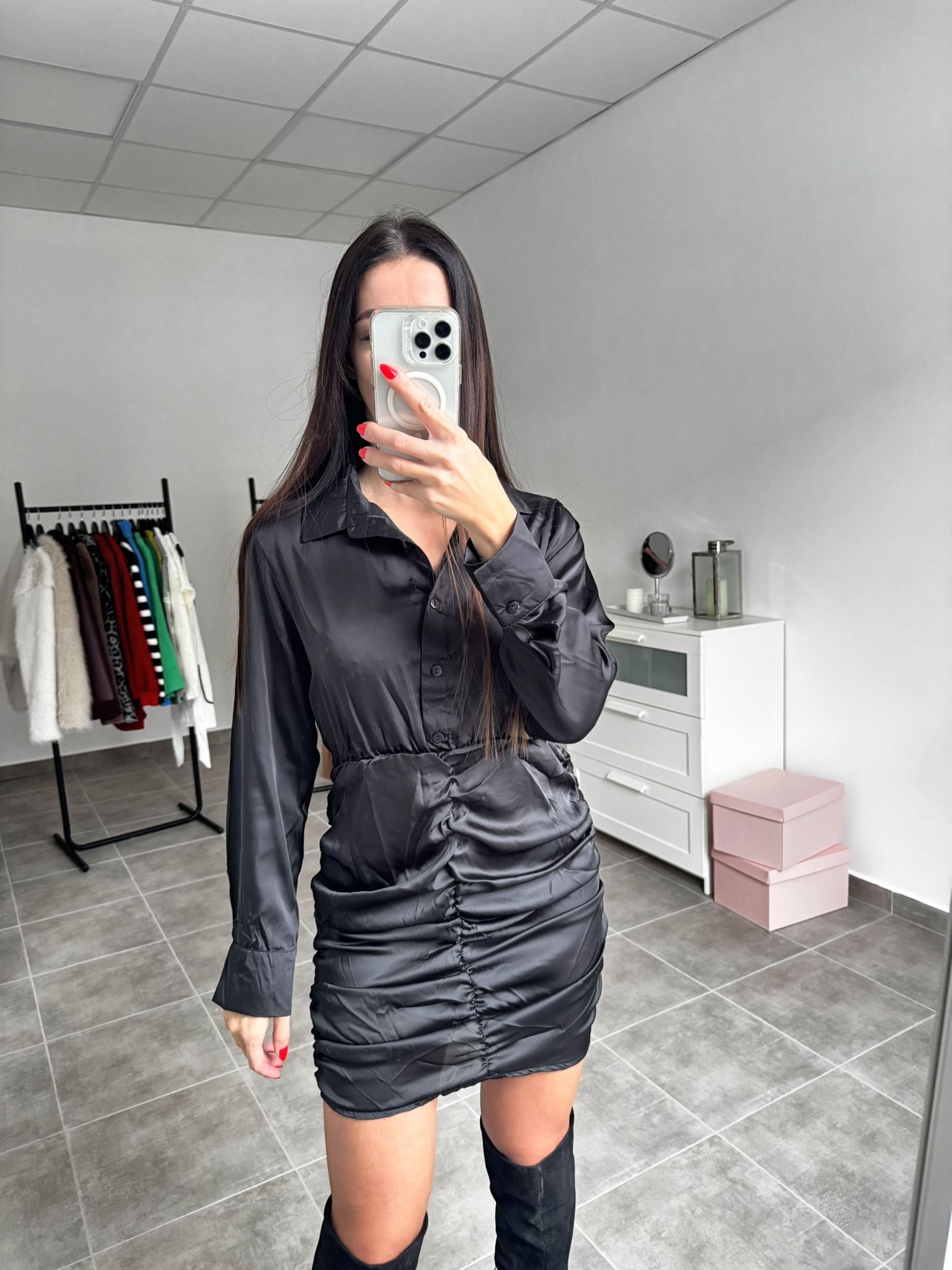 Čierne saténové šaty s dlhým rukávom a riasením | Veloura