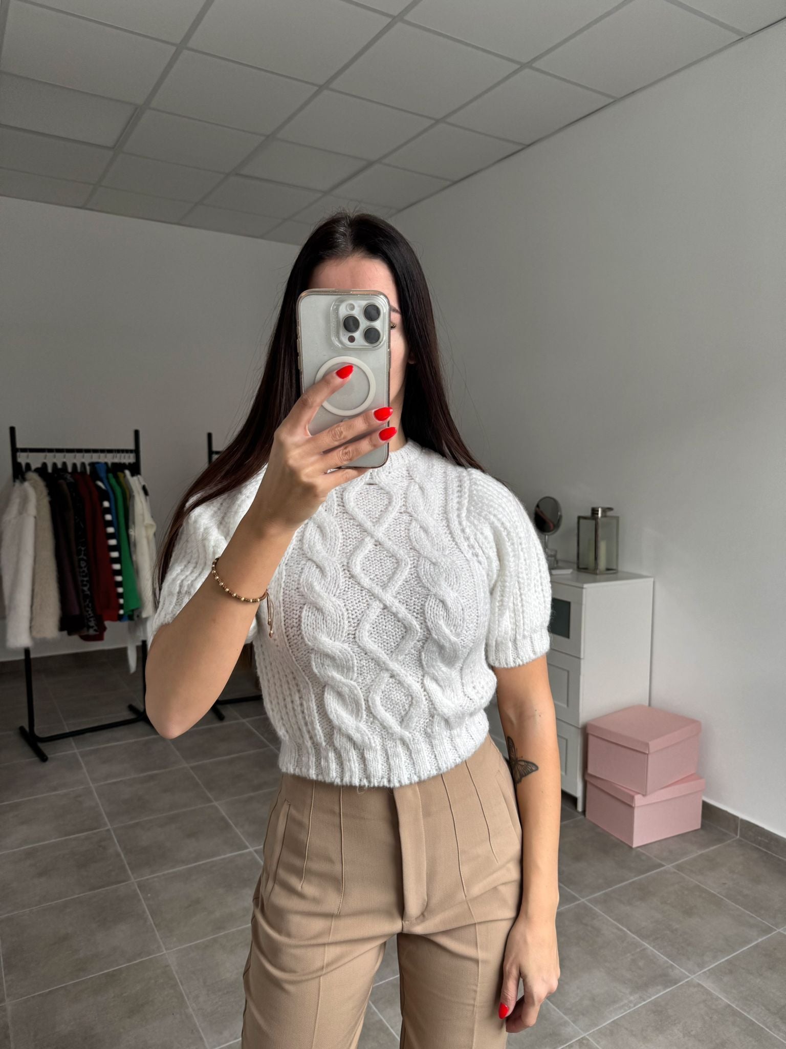 Biely pletený sveter s puff rukávmi | Cloudy