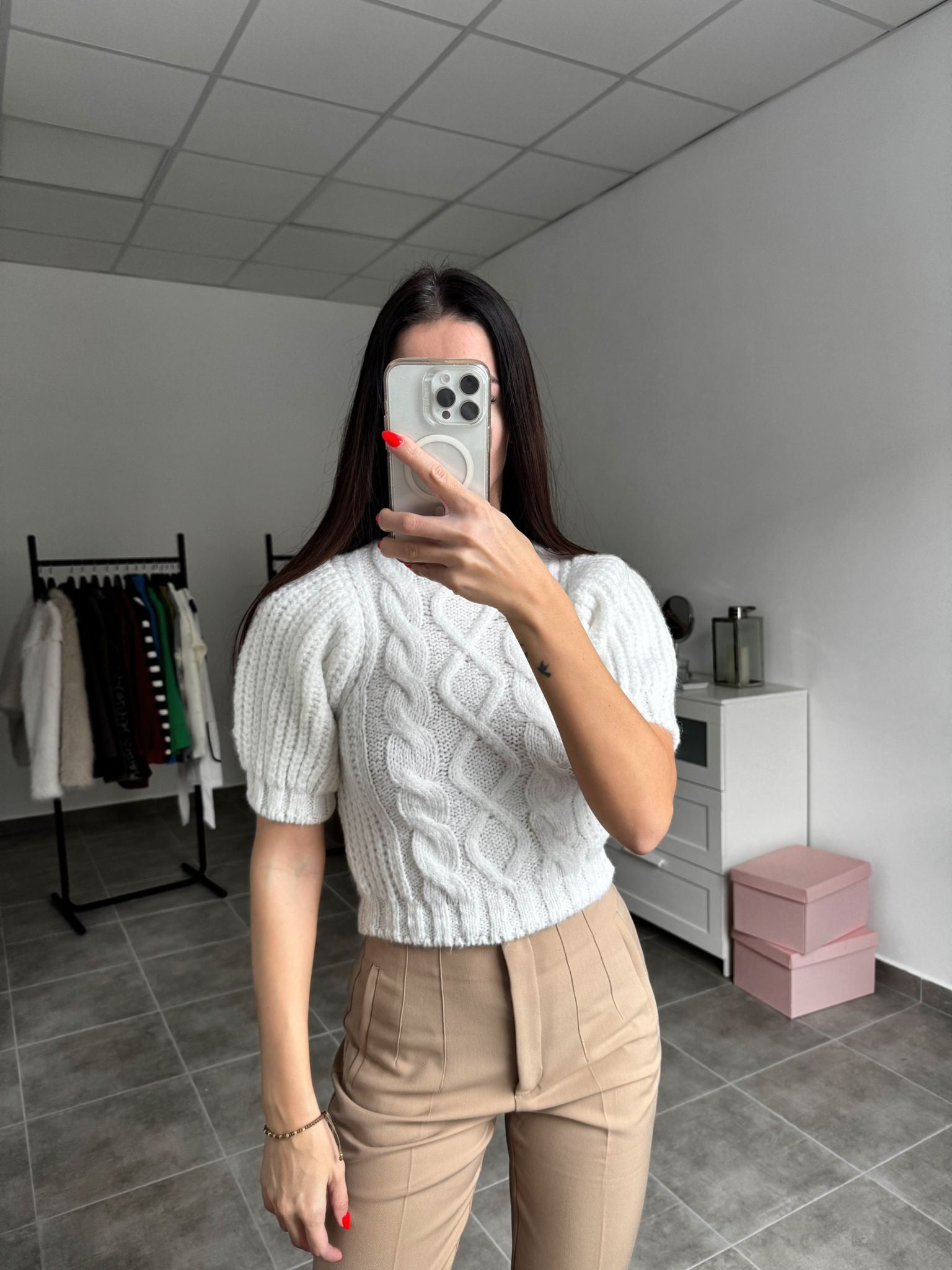 Biely pletený sveter s puff rukávmi | Cloudy